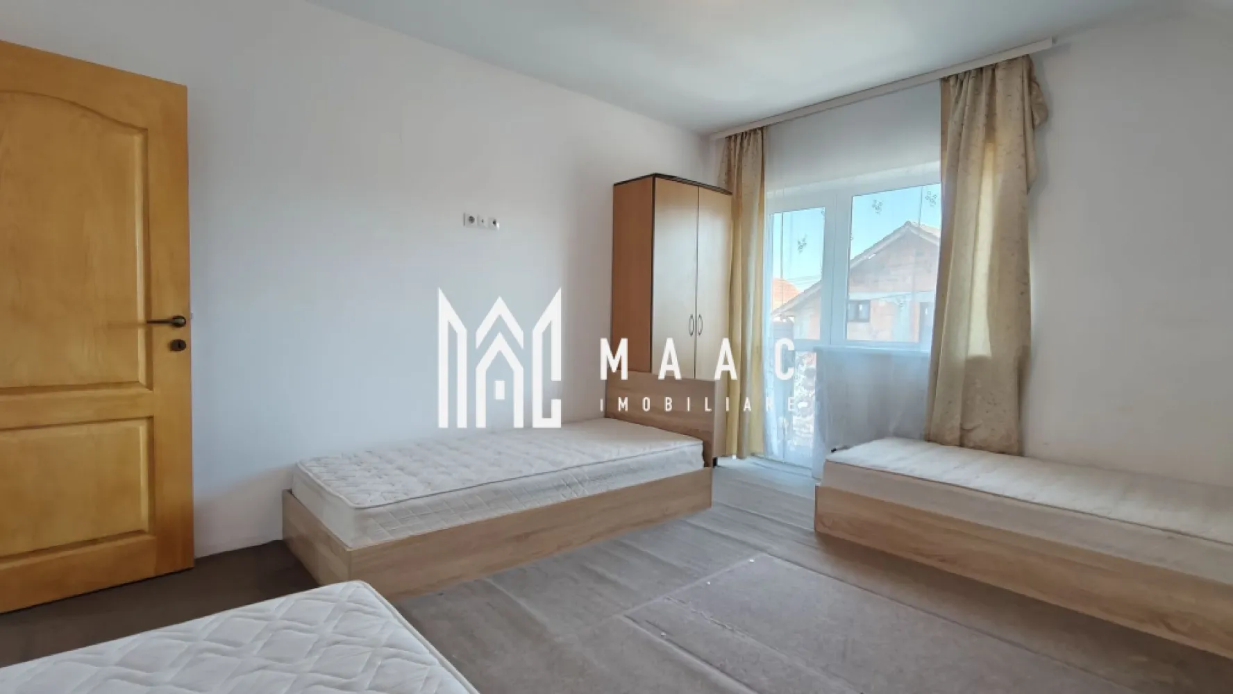 Casă individuală I 120mpu I 5 camere I Curte 300mp I Cristian - MAAC Imobiliare oferă spre vânzare o construcție nouă amplasată în localitatea Cristian, într-un cartier rezidențial bine dezvoltat. Proprietatea se remarcă prin spațiul generos, compartimentarea practică și accesul facil către principalele puncte de interes din zonă. Proprietate compusă din: Teren: 300 mp, formă regulată, front stradal 14 m Construcție: regim de înălțime P+M Garduri zidite, acces auto Construcție cu: Amprentă la sol: 90 mp Suprafață utilă: 120 mp Compusă din: Parter: living cu ieșire pe terasă, bucătărie, birou, baie, spațiu de depozitare, hol și casa scării Etaj: trei dormitoare, două balcoane, baie principală și hol de acces Detalii tehnice: construcție din cărămidă pe fundație de beton planșeu și scară din beton armat acoperiș din cherestea acoperit cu țiglă Bramac izolație exterioară de 10 cm și pod izolat cu vată minerală tâmplărie PVC cu geam termopan, uși interioare celulare instalațiile sanitare, electrice și de canalizare sunt inițiate proiectul de gaz aprobat și instalat, cu poziții pentru plită și centrală termică utilități: apă, canal, gaz, curent trifazic Locație și facilități Casa este amplasată într-un cartier nou de locuințe individuale, cu drumuri asfaltate și trotuare. stație de autobuz la 50 m (transport metropolitan, curse din oră în oră) magazin la 200 m Statutul juridic al proprietății este conform, parcela de teren necesită a fi achiziționată separat, proprietatea poate fi achiziționată din fonduri proprii sau prin credit bancar. Pentru detalii suplimentare și programarea unei vizionări, contactați MAAC Imobiliare și menționați ID CP3019808. }}