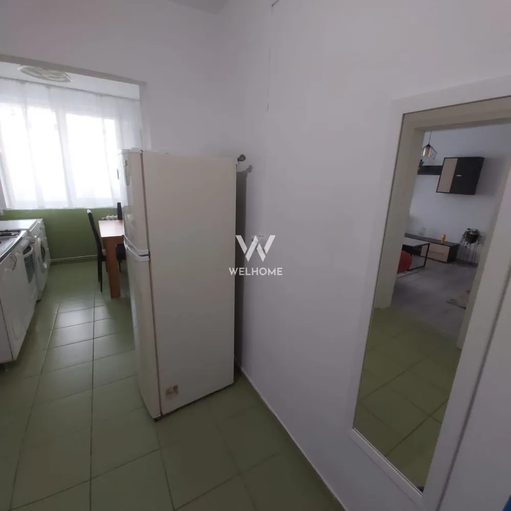 Apartament 2 camere de inchiriat. Mihai Viteazu, Sibiu - Va oferim spre inchiriere un apartament cu 2 camere, semidecomandat, situat la parterul unui bloc de 10 etaje de pe Bulevardul Mihai Viteazu din Sibiu. Recent eliberat Compartimentare: Hol, bucatarie, living cu iesire pe balcon, hol , baie, dormitor Nu se accepta animale de companie Pret: 400 euro/luna, usor negociabil Se percepe o garantie Comision agentie 50% din contravaloarea unei chirii Detalii si vizionari: 0752.088.381 }}