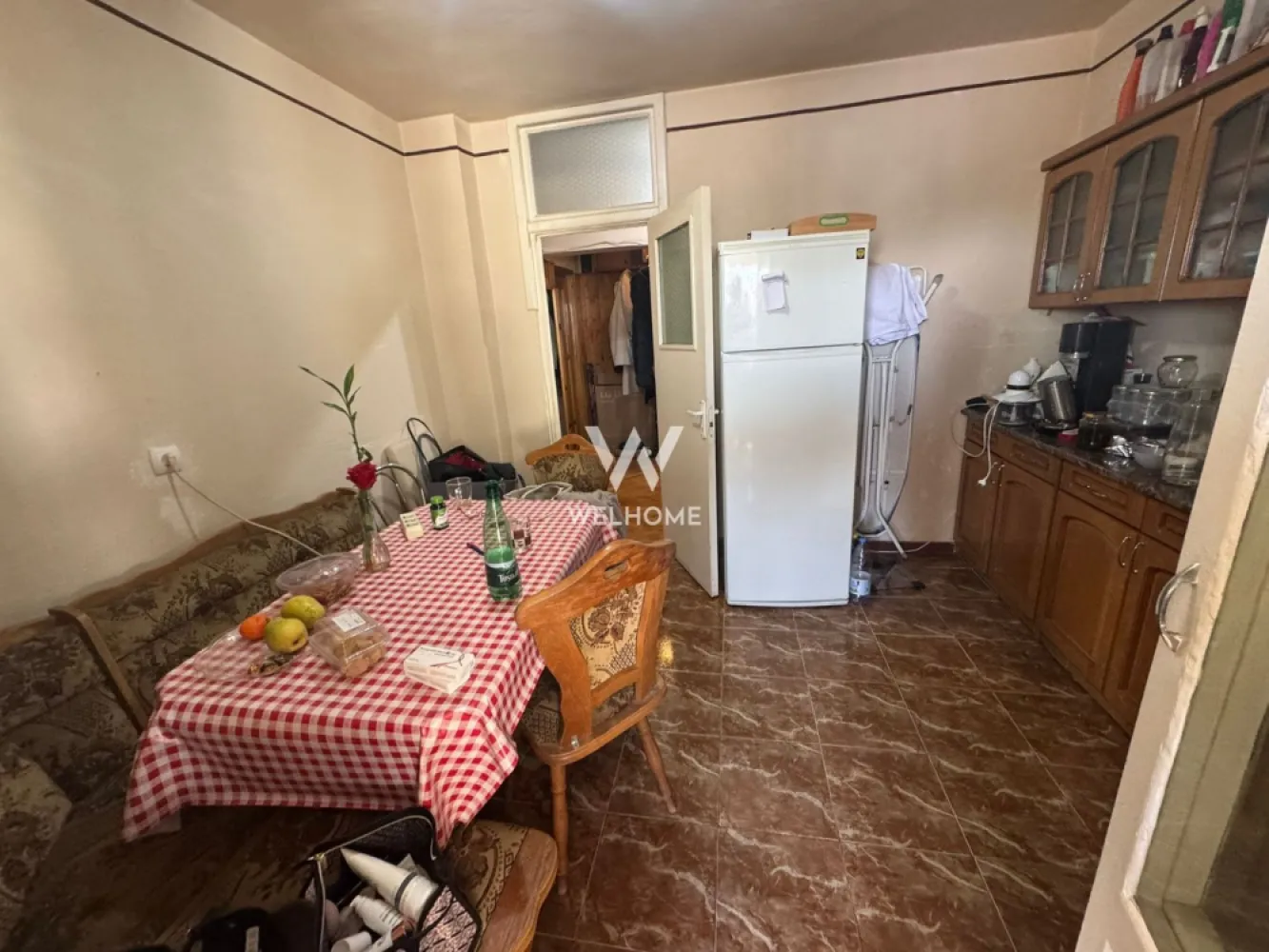 Apartament Calea Dumbravii/Mihai Viteazu, Sibiu - Va oferim spre vanzare un apartament spatios, cu 2 camere, pe Calea Dumbravii, colt cu Mihai Viteazu(piata Aurel Vlaicu), vis-a-vis de Facultatea de Drept. Apartamentul este situat la etajul 5, intr-un bloc cu 7 etaje. Necesita renovare, insa este foarte bine compartimentat si luminos, avand potential sa fie transformat in 3 camere. Compartimentare: Hol spatios, living, bucatarie cu iesire pe balcon (inchis, amenajat ca o prelungire a bucatariei), dormitor, baie Suprafata utila: 65mp Avantaje: locatie premium, ideal atat pentru locuit cat si pentru investitie, pivnita, bloc recent izolat exterior, lift nou, Pret: 153000 euro cash sau credit bancar Detalii si vizionari: 0752.088.381- Roxana }}
