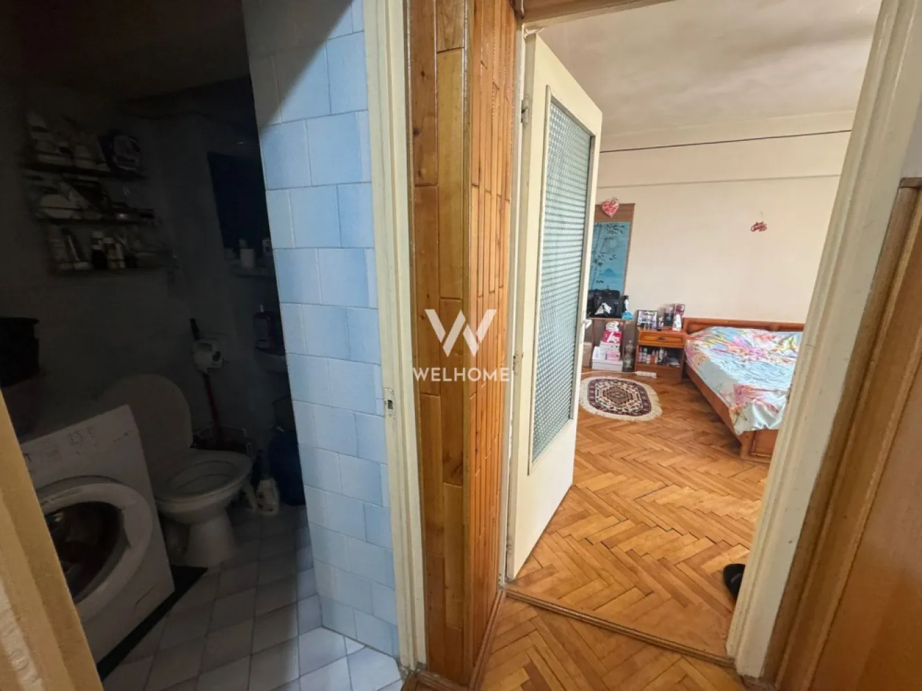 Apartament Calea Dumbravii/Mihai Viteazu, Sibiu - Va oferim spre vanzare un apartament spatios, cu 2 camere, pe Calea Dumbravii, colt cu Mihai Viteazu(piata Aurel Vlaicu), vis-a-vis de Facultatea de Drept. Apartamentul este situat la etajul 5, intr-un bloc cu 7 etaje. Necesita renovare, insa este foarte bine compartimentat si luminos, avand potential sa fie transformat in 3 camere. Compartimentare: Hol spatios, living, bucatarie cu iesire pe balcon (inchis, amenajat ca o prelungire a bucatariei), dormitor, baie Suprafata utila: 65mp Avantaje: locatie premium, ideal atat pentru locuit cat si pentru investitie, pivnita, bloc recent izolat exterior, lift nou, Pret: 153000 euro cash sau credit bancar Detalii si vizionari: 0752.088.381- Roxana }}