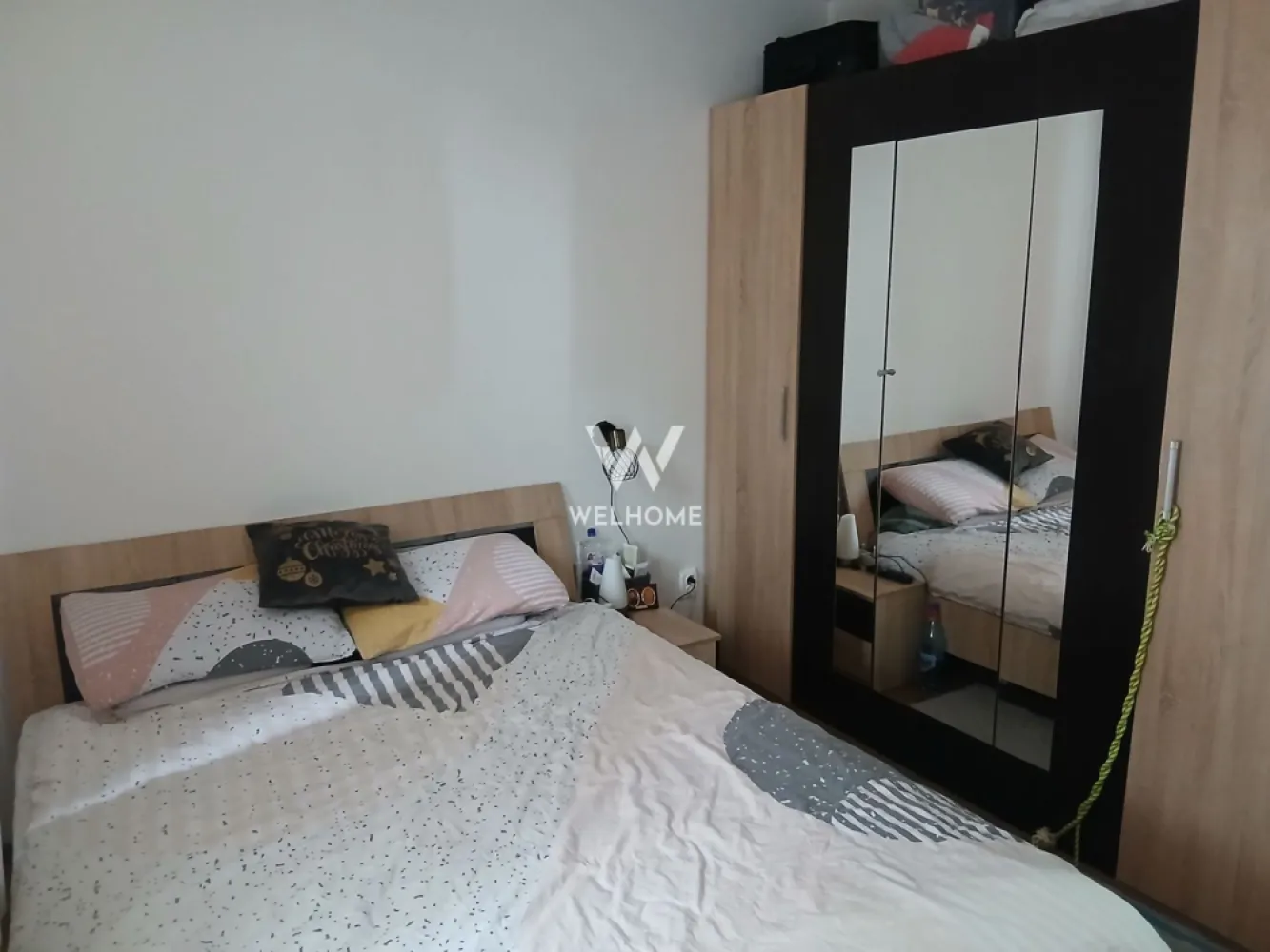 Apartament 3 camere, Magnolia - De vânzare apartament 3 camere, aproximativ 48mp utili. Apartamentul este situat la parter, în zona Magnolia. Locuința este compartimentată eficient oferind un spațiu practic,potrivit atât pentru locuire cât și pentru investiții. Compartimentare: - 2 dormitoare, -1 baie, - living open spate cu bucătărie - hol. 1 loc de parcare inclus în preț. Apartamentul se vinde complet mobilat si utilat. Zonă liniștită, cu acces rapid către magazine și transport în comun. Preț : 98.000 euro Detalii și vizionări: 0743030351 }}