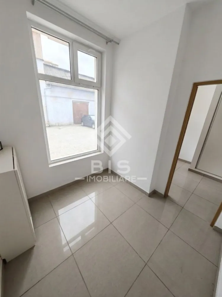 Spațiu Multifuncțional 39mp – Ideal Investiție / Studio / Birou - OPORTUNITATE RARĂ DE INVESTIȚIE | Spațiu versatil la doar 1.000€ / mp!
Fie că ești un mic antreprenor la început de drum, fie că ești un investitor care caută un randament excelent, acest spațiu reprezintă o pânză albă cu un potențial uriaș de transformare.
Preț total: 39.000 € (Fix 1.000 € / mp)
Suprafață: 39 mp

- Un singur spațiu. Opțiuni nelimitate de configurare:
Proprietatea a funcționat anterior ca laborator de cofetărie (având deja o compartimentare specifică pentru această activitate), însă structura sa permite modificări radicale și rapide:
PENTRU ANTREPRENORI (Păstrare destinație sau reconversie): Configurația actuală este perfectă pentru catering, cofetărie/patiserie, dark kitchen sau producție. Totodată, se poate recompartimenta extrem de ușor pentru: salon de înfrumusețare, cabinet medical, birouri, magazin de proximitate sau punct de livrare.
PENTRU INVESTITORI (Conversie în rezidențial): Structura spațiului permite transformarea sa lejeră într-un apartament modern / studio. Achiziționat la doar 39.000€, transformarea lui în spațiu locativ pentru închiriere garantează o amortizare rapidă și un randament anual excelent!

- De ce este o ofertă de nerefuzat?
Preț imbatabil: 1.000€/mp este o valoare mult sub media pieței actuale pentru spații cu un asemenea potențial.
Flexibilitate maximă: Compartimentarea se poate face exact cum vrea fiecare, pereții putând fi reconfigurați după bunul plac.
Risc minim, profit maxim: Un buget accesibil de pornire pentru a deține propria locație, fără grija chiriilor lunare.
- Locația ideală pentru a-ți lansa afacerea sau pentru a-ți securiza economiile într-o investiție imobiliară sigură.