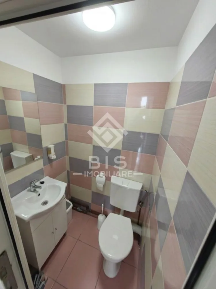 Spațiu Multifuncțional 39mp – Ideal Investiție / Studio / Birou - OPORTUNITATE RARĂ DE INVESTIȚIE | Spațiu versatil la doar 1.000€ / mp!
Fie că ești un mic antreprenor la început de drum, fie că ești un investitor care caută un randament excelent, acest spațiu reprezintă o pânză albă cu un potențial uriaș de transformare.
Preț total: 39.000 € (Fix 1.000 € / mp)
Suprafață: 39 mp

- Un singur spațiu. Opțiuni nelimitate de configurare:
Proprietatea a funcționat anterior ca laborator de cofetărie (având deja o compartimentare specifică pentru această activitate), însă structura sa permite modificări radicale și rapide:
PENTRU ANTREPRENORI (Păstrare destinație sau reconversie): Configurația actuală este perfectă pentru catering, cofetărie/patiserie, dark kitchen sau producție. Totodată, se poate recompartimenta extrem de ușor pentru: salon de înfrumusețare, cabinet medical, birouri, magazin de proximitate sau punct de livrare.
PENTRU INVESTITORI (Conversie în rezidențial): Structura spațiului permite transformarea sa lejeră într-un apartament modern / studio. Achiziționat la doar 39.000€, transformarea lui în spațiu locativ pentru închiriere garantează o amortizare rapidă și un randament anual excelent!

- De ce este o ofertă de nerefuzat?
Preț imbatabil: 1.000€/mp este o valoare mult sub media pieței actuale pentru spații cu un asemenea potențial.
Flexibilitate maximă: Compartimentarea se poate face exact cum vrea fiecare, pereții putând fi reconfigurați după bunul plac.
Risc minim, profit maxim: Un buget accesibil de pornire pentru a deține propria locație, fără grija chiriilor lunare.
- Locația ideală pentru a-ți lansa afacerea sau pentru a-ți securiza economiile într-o investiție imobiliară sigură.