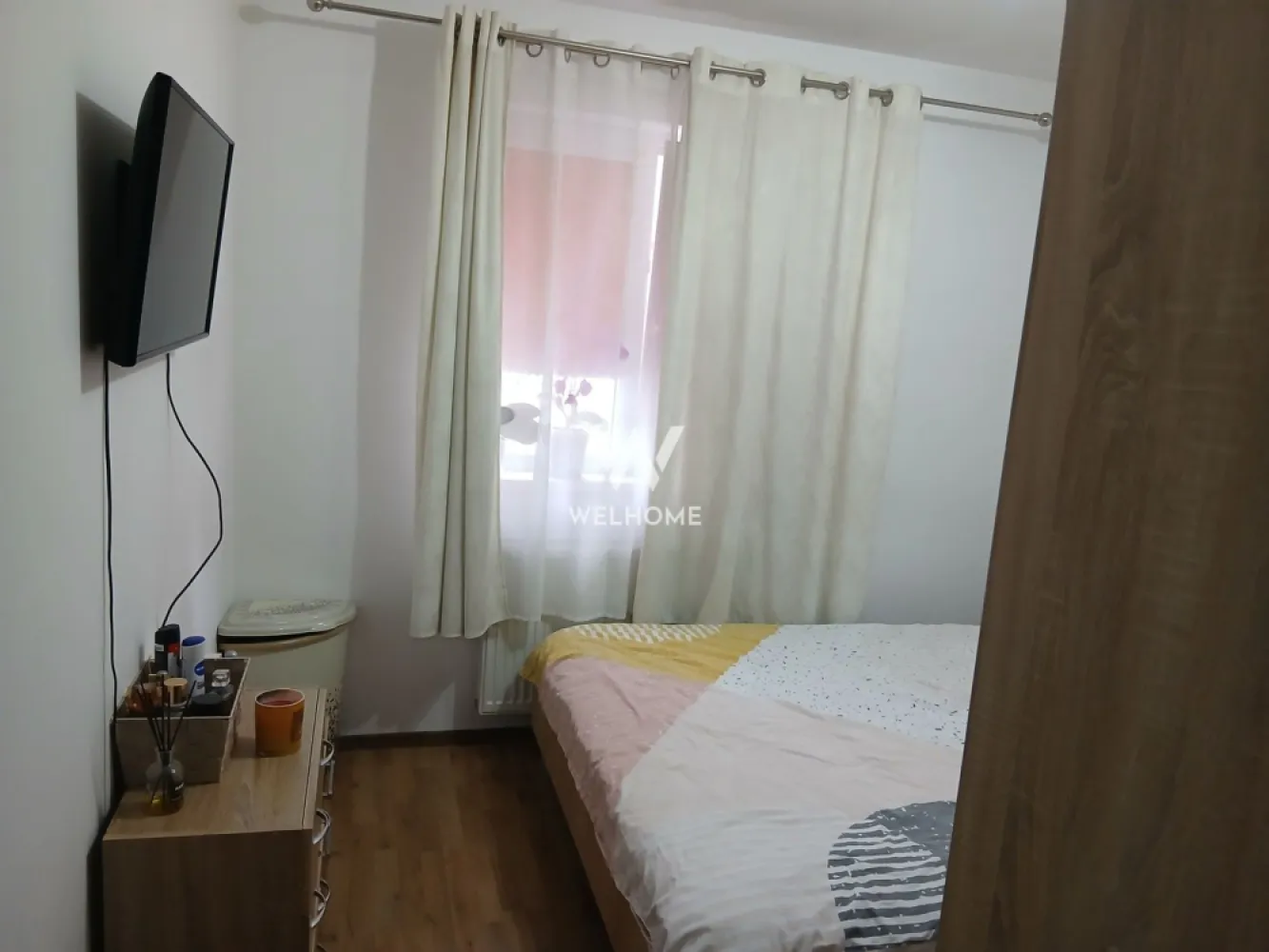 Apartament 3 camere, Magnolia - De vânzare apartament 3 camere, aproximativ 48mp utili. Apartamentul este situat la parter, în zona Magnolia. Locuința este compartimentată eficient oferind un spațiu practic,potrivit atât pentru locuire cât și pentru investiții. Compartimentare: - 2 dormitoare, -1 baie, - living open spate cu bucătărie - hol. 1 loc de parcare inclus în preț. Apartamentul se vinde complet mobilat si utilat. Zonă liniștită, cu acces rapid către magazine și transport în comun. Preț : 98.000 euro Detalii și vizionări: 0743030351 }}