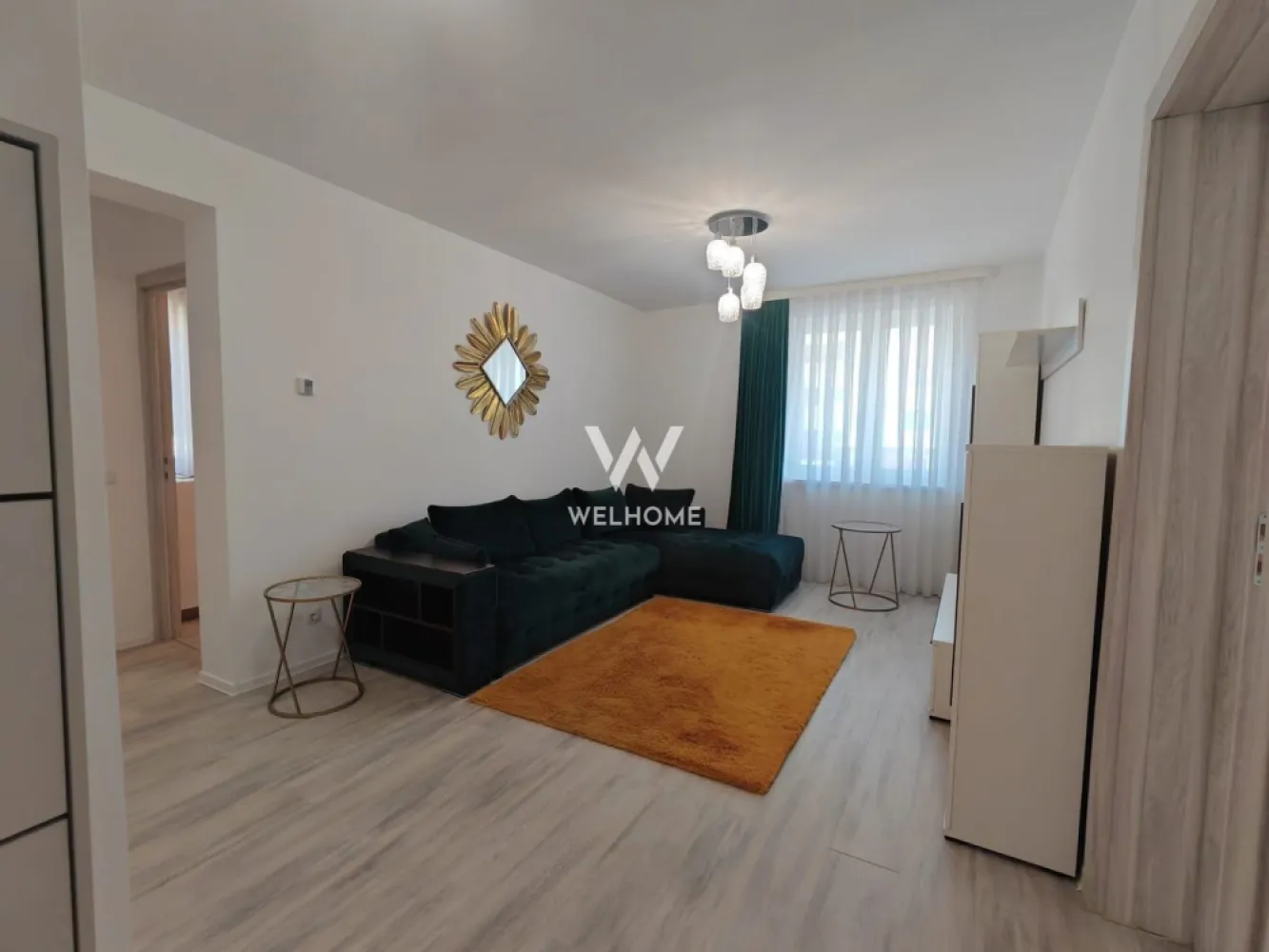 Apartament 3 camere de închiriat – etaj 1 Strand Sibiu - Vă propunem spre închiriere un apartament modern cu 3 camere, situat în cartierul Ștrand, la etajul 1 al unui imobil bine întreținut. Zona este una dintre cele mai căutate din Sibiu, aproape de magazine, școli, parcuri și mijloace de transport. Compartimentare practică: Living spațios și luminos, complet mobilat, 2 dormitoare amenajate modern, bucătărie separată, complet echipată, baie elegantă cu cabină de duș, balcon - Mobilier modern, în stare foarte bună - Electrocasnice incluse (frigider, plită, cuptor, mașină de spălat etc.) - Finisaje de calitate - Spații bine organizate și luminoase Apartamentul este ideal pentru o familie, un cuplu sau persoane care își doresc confort și acces rapid către toate punctele de interes ale orașului. Disponibil imediat. Pret - 650 euro Se solicită garanție echivalentul unei luni de chirie + comision agenție }}