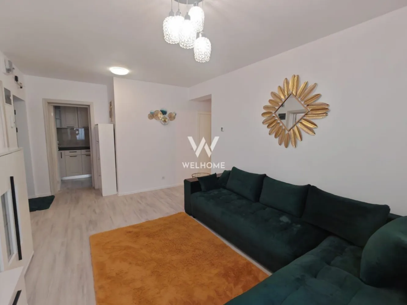 Apartament 3 camere de închiriat – etaj 1 Strand Sibiu - Vă propunem spre închiriere un apartament modern cu 3 camere, situat în cartierul Ștrand, la etajul 1 al unui imobil bine întreținut. Zona este una dintre cele mai căutate din Sibiu, aproape de magazine, școli, parcuri și mijloace de transport. Compartimentare practică: Living spațios și luminos, complet mobilat, 2 dormitoare amenajate modern, bucătărie separată, complet echipată, baie elegantă cu cabină de duș, balcon - Mobilier modern, în stare foarte bună - Electrocasnice incluse (frigider, plită, cuptor, mașină de spălat etc.) - Finisaje de calitate - Spații bine organizate și luminoase Apartamentul este ideal pentru o familie, un cuplu sau persoane care își doresc confort și acces rapid către toate punctele de interes ale orașului. Disponibil imediat. Pret - 650 euro Se solicită garanție echivalentul unei luni de chirie + comision agenție }}