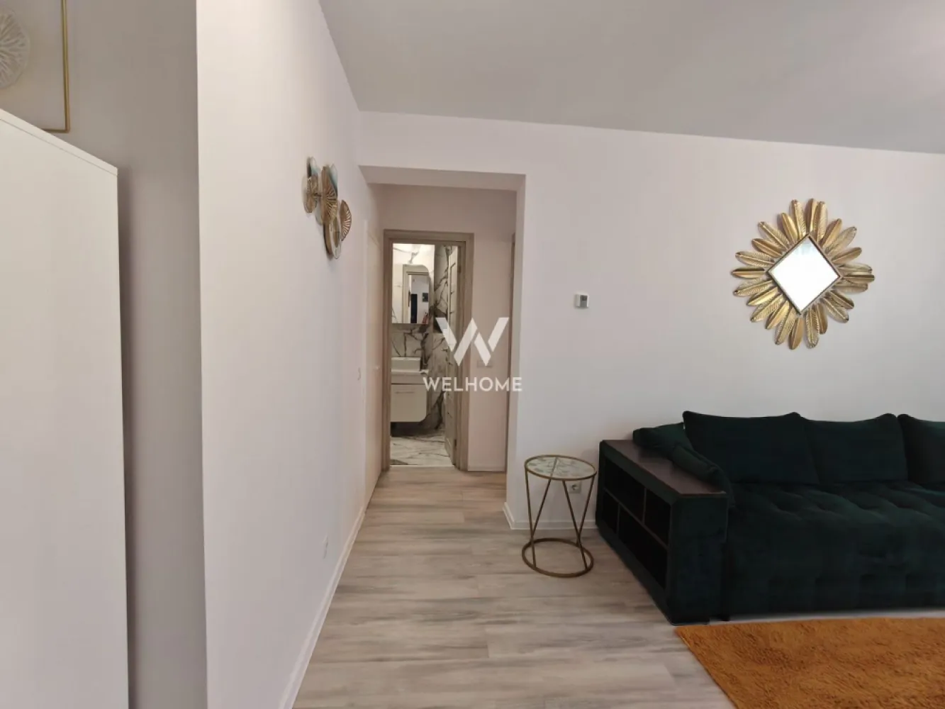Apartament 3 camere de închiriat – etaj 1 Strand Sibiu - Vă propunem spre închiriere un apartament modern cu 3 camere, situat în cartierul Ștrand, la etajul 1 al unui imobil bine întreținut. Zona este una dintre cele mai căutate din Sibiu, aproape de magazine, școli, parcuri și mijloace de transport. Compartimentare practică: Living spațios și luminos, complet mobilat, 2 dormitoare amenajate modern, bucătărie separată, complet echipată, baie elegantă cu cabină de duș, balcon - Mobilier modern, în stare foarte bună - Electrocasnice incluse (frigider, plită, cuptor, mașină de spălat etc.) - Finisaje de calitate - Spații bine organizate și luminoase Apartamentul este ideal pentru o familie, un cuplu sau persoane care își doresc confort și acces rapid către toate punctele de interes ale orașului. Disponibil imediat. Pret - 650 euro Se solicită garanție echivalentul unei luni de chirie + comision agenție }}