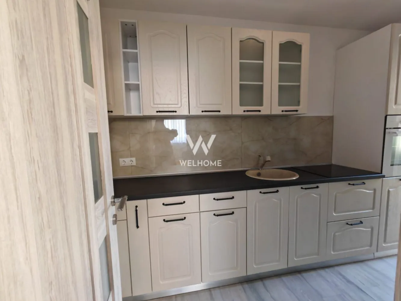 Apartament 3 camere de închiriat – etaj 1 Strand Sibiu - Vă propunem spre închiriere un apartament modern cu 3 camere, situat în cartierul Ștrand, la etajul 1 al unui imobil bine întreținut. Zona este una dintre cele mai căutate din Sibiu, aproape de magazine, școli, parcuri și mijloace de transport. Compartimentare practică: Living spațios și luminos, complet mobilat, 2 dormitoare amenajate modern, bucătărie separată, complet echipată, baie elegantă cu cabină de duș, balcon - Mobilier modern, în stare foarte bună - Electrocasnice incluse (frigider, plită, cuptor, mașină de spălat etc.) - Finisaje de calitate - Spații bine organizate și luminoase Apartamentul este ideal pentru o familie, un cuplu sau persoane care își doresc confort și acces rapid către toate punctele de interes ale orașului. Disponibil imediat. Pret - 650 euro Se solicită garanție echivalentul unei luni de chirie + comision agenție }}