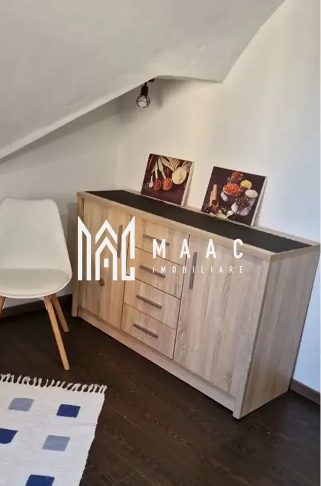 Apartament 2 camere I Etaj 2 I 51 mpu I Investitie I Piata Cluj - MAAC Imobiliare oferă spre vânzare un apartament situat la mansarda unei case cu un etaj, amplasată în zona căutată Piața Cluj. Locuința are o suprafață utilă de 51 mp și este organizată într-un mod practic, ideal atât pentru locuire, cât și pentru investiție. Apartamentul este structurat astfel: living dormitor bucătărie baie debara hol de acces Mansardarea este realizată cu lucarne, ceea ce optimizează spațiul interior și asigură un aport generos de lumină naturală. Dotări: izolație exterioară centrală termică certificat energetic – clasa C se vinde mobilat și utilat Proprietatea este în prezent închiriată, cu un contract activ de 340 euro/lună, ceea ce o transformă într-o investiție imediat rentabilă. Zona Piața Cluj este bine cotată, cu acces rapid către puncte de interes, transport și facilități urbane. Pentru mai multe detalii contactați MAAC Imobiliare specificând ID CP3010101. }}