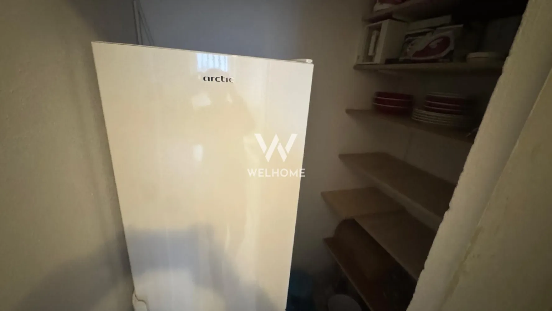 Apartament 2 camere etaj 1 - Strand Sibiu - Apartament 2 camere | Semidecomandat | Etaj 1 | Zona Ștrand Vă propunem spre vânzare un apartament de 2 camere, semidecomandat, situat la etajul 1, într-o zonă apreciată – Ștrand. Compartimentare practică: bucătărie separată, cu debară, living, dormitor, baie cu geam, balcon Apartamentul se vinde mobilat și utilat, beneficiază de centrală termică înlocuită recent și a fost închiriat în trecut, fiind o opțiune bună atât pentru locuit, cât și pentru investiție. Necesită o reîmprospătare, aspect reflectat în preț. Etajul 1 oferă acces facil și confort sporit. Preț: 89.000 euro – negociabil Pentru mai multe informații sau pentru a programa o vizionare, vă stăm la dispoziție. }}