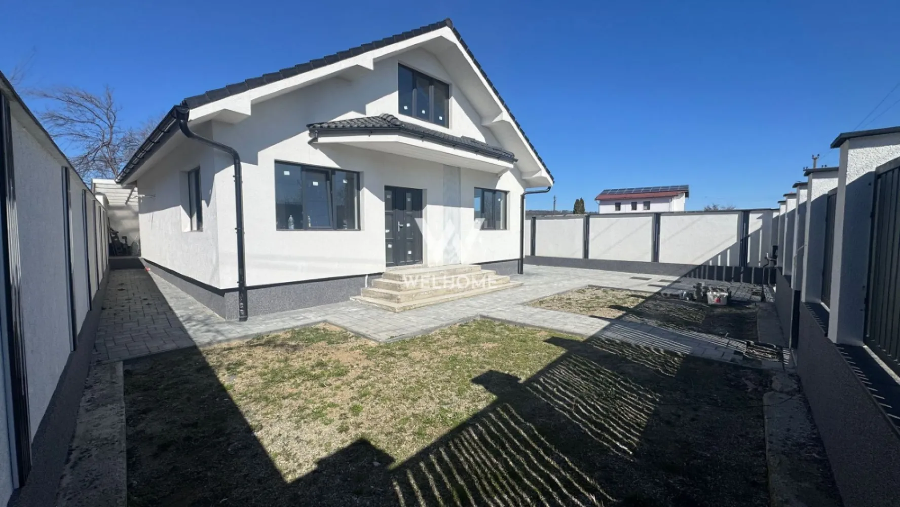 Casa individuala INTABULATA pe un singur nivel - Cristian Sibiu. - Casa individuala pe un singur nivel! Desfasurata pe un singur nivel, dispune de pod inalt pe toata suprafata casei, se poate mansarda. Suprafata utila - 83 mp plus terasa 30 mp. Compartimentare: 2 dormitoare de 16 mp, living spatios cu bucatarie separata 44 mp, baie cu geam 5 mp. Terenul total este de 295 mp din care curte libere 150 mp distribuiti in fata, lateral si spate. Casa se preda LA CHEIE exterior - gard inalt zidit, poarta cu automatizare, curte pavata, soclu, zone verde, izolata termic, tencuiala decorativa. Interiorul la alb: tavane izolate, gletuit, zugrăvit, încălzire pardoseala, sapa, centrala gaz, baia finalizată, video interfon. Casa este intabulata si dispune de toate utilitatile. Se poate achizitiona si cu credit ipotecar. Pret: 175.000 euro 0756.033.943 - Programeaza o vizionare! }}