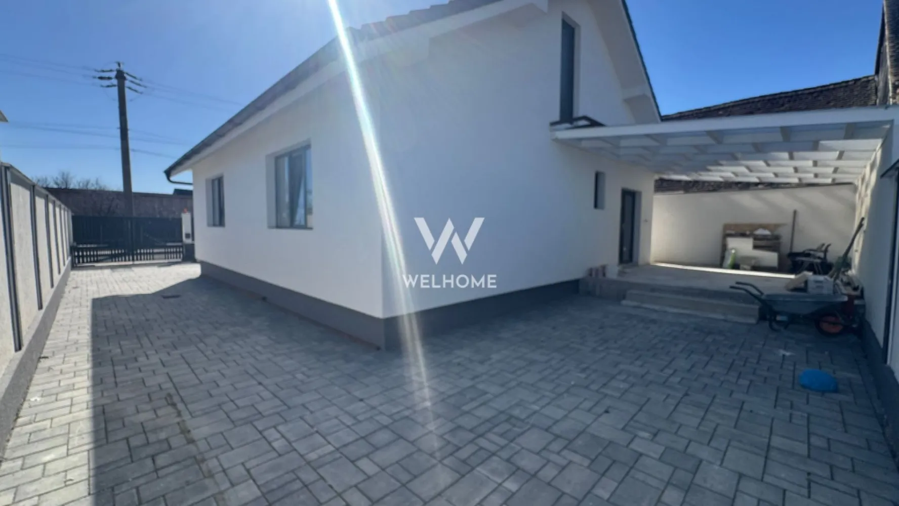 Casa individuala INTABULATA pe un singur nivel - Cristian Sibiu. - Casa individuala pe un singur nivel! Desfasurata pe un singur nivel, dispune de pod inalt pe toata suprafata casei, se poate mansarda. Suprafata utila - 83 mp plus terasa 30 mp. Compartimentare: 2 dormitoare de 16 mp, living spatios cu bucatarie separata 44 mp, baie cu geam 5 mp. Terenul total este de 295 mp din care curte libere 150 mp distribuiti in fata, lateral si spate. Casa se preda LA CHEIE exterior - gard inalt zidit, poarta cu automatizare, curte pavata, soclu, zone verde, izolata termic, tencuiala decorativa. Interiorul la alb: tavane izolate, gletuit, zugrăvit, încălzire pardoseala, sapa, centrala gaz, baia finalizată, video interfon. Casa este intabulata si dispune de toate utilitatile. Se poate achizitiona si cu credit ipotecar. Pret: 175.000 euro 0756.033.943 - Programeaza o vizionare! }}