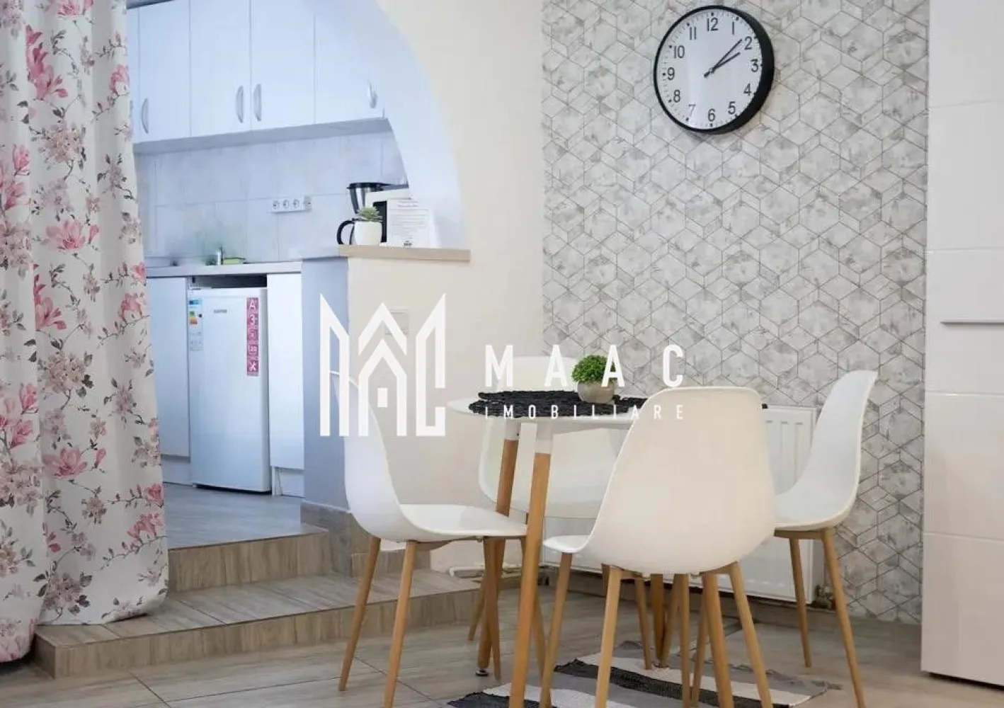 Apartament regim hotelier | Ultracentral | Afacere la cheie - MAAC Imobiliare va prezinta o garsonieră în inima Sibiului – ideală pentru investiție în regim hotelier. Localizare: La doar câțiva pași de principalele atracții turistice, piețe medievale, restaurante, cafenele și magazine locale. Caracteristici: Suprafață utilă: 30 mp. Compartimentare concepută pentru a valorifica fiecare metru pătrat. Complet mobilată și utilată, gata pentru locuit sau închiriat imediat. Bucătărie open-space, echipată cu electrocasnice Baie cu geam Acoperiș și pod propriu, cu posibilitate de depozitare Curte comună împărțită cu doi vecini. Avantaje: Funcționează în regim hotelier activ, oferind randament investițional imediat. Zonă cu cerere ridicată pentru cazare turistică și pentru locuințe de tip boutique. Întreținere redusă și costuri optime de administrare. Pentru mai multe detalii precizati telefonic ca ati vazut anuntul cu ID: CP2807508 }}