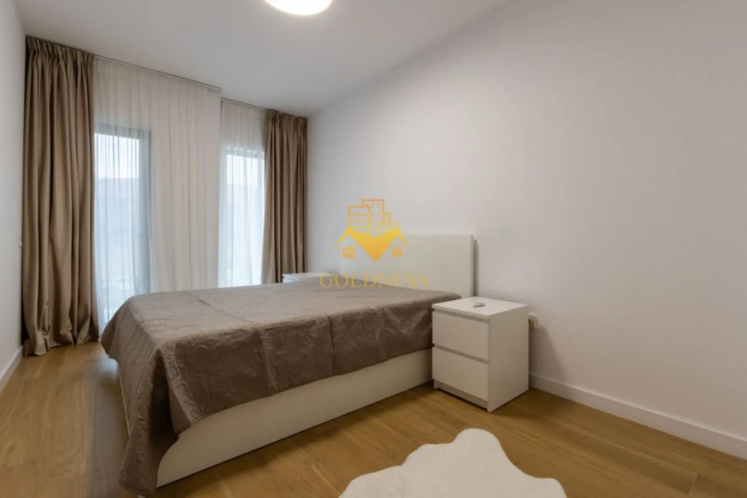 2 camere, modern, parcare, bloc nou, Floresti, zona Tineretului - GOLDNESS Imobiliare vă propune spre închiriere un apartament cu 2 camere complet mobilat și utilat, la etajul 2 într-un imobil de 5 etaje, în Floresti. Apartamentul este compartimentat astfel: - dormitor cu pat matrimonial, dressing, noptiere - living cu bucatarie open-space complet utilată, canapea, loc de servit masa - baie cu cada, calorifer port prosop inox și dulap pentru depozitare. - terasa de 4 mp. Imobilul este dotat cu toate cele necesare- centrală proprie, mașină de spălat haine, frigider, plită electrică, hotă, etc. Se află în apropierea stațiilor de transport în comun, magazine, restaurante, spații verzi, farmacii, etc. Dispune de parcare ! Dacă sunteți interesați de acest apartament și doriți să îl vizionați, dar și pentru alte oferte sau detalii nu ezitați să ne contactați telefonic sau prin e-mail - goldnessimobiliare@gmail.com. Vă stăm la dispoziție! }}