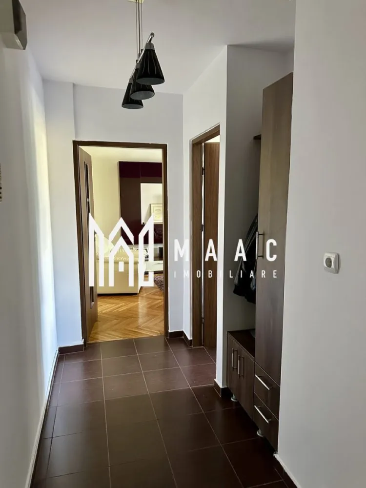 Apartament 2 camere | 55 MPU | Vasile Milea - MAAC Imobiliare vă propune spre închiriere un apartament cu 2 camere situat ultracentral, pe Bulevardul Vasile Milea din Sibiu, într-o zonă extrem de accesibilă și bine conectată la principalele puncte de interes ale orașului. Poziționarea reprezintă unul dintre principalele avantaje ale acestei proprietăți, apartamentul fiind situat la aproximativ 10 minute de mers pe jos de spital, facultăți și centrul orașului, oferind un echilibru ideal între acces rapid și confort urban. Locuința este complet renovată și se află la prima închiriere, fiind anterior locuită timp de peste 10 ani de proprietar, ceea ce se reflectă în modul atent în care a fost întreținută și amenajată. Spațiul este luminos, bine compartimentat și pregătit pentru mutare imediată, fiind închiriat complet mobilat și utilat. -2 camere: living și dormitor -bucătărie -baie -hol de acces Apartamentul este dotat cu electrocasnice complete și beneficiază de facilități suplimentare precum aparat Kangen, espressor Nespresso și pickup, oferind un plus de confort și funcționalitate. În plus, locuința dispune de pivniță, ideală pentru depozitare suplimentară. Zona ultracentrală oferă acces pietonal rapid către instituții medicale, unități de învățământ, magazine, restaurante și centrul orașului, ceea ce face ca această proprietate să fie potrivită pentru un stil de viață activ și conectat. Disponibil începând cu data de 01.05.2026. Pentru mai multe detalii sau pentru programarea unei vizionări, vă rugăm să ne contactați și să menționați codul CP3019031. }}