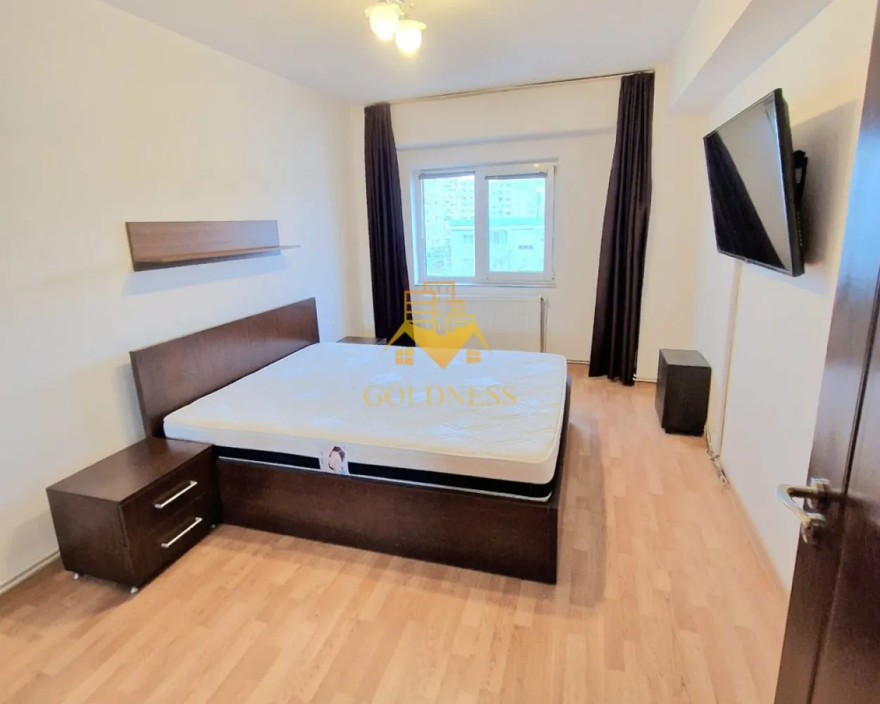 2 camere, decomandate, modern, Manastur Zona Calvaria,Plopilor,Rustica - GOLDNESS Imobiliare vă propune spre închiriere un apartament cu 2 camere decomandate complet mobilate și utilate, la etajul 4 într-un imobil de 6 etaje, în Cartierul Manastur. Posibilitate de parcare in zona! Se află în apropierea stațiilor de transport în comun, magazine, restaurante, spații verzi, farmacii, etc. Apartamentul este compartimentat astfel: - dormitor cu pat matrimonial, dressing, noptiere -dormitor cu canapea extensibila, spatiu pentru depozitare, comoda TV - bucatarie complet mobilata, utilata, loc de luat masa - baie cu cada, calorifer port prosop și dulap pentru depozitare. - balcon 8 mp Imobilul este dotat cu toate cele necesare- centrală proprie, frigider, aragaz, hotă, mașină de spălat haine, etc. Dacă sunteți interesați de acest apartament și doriți să îl vizionați, dar și pentru alte oferte nu ezitați să ne contactați telefonic sau prin e-mail. Vă stăm la dispoziție! Pentru intermediere se percepe un comision de 50% din prețul chiriei! }}