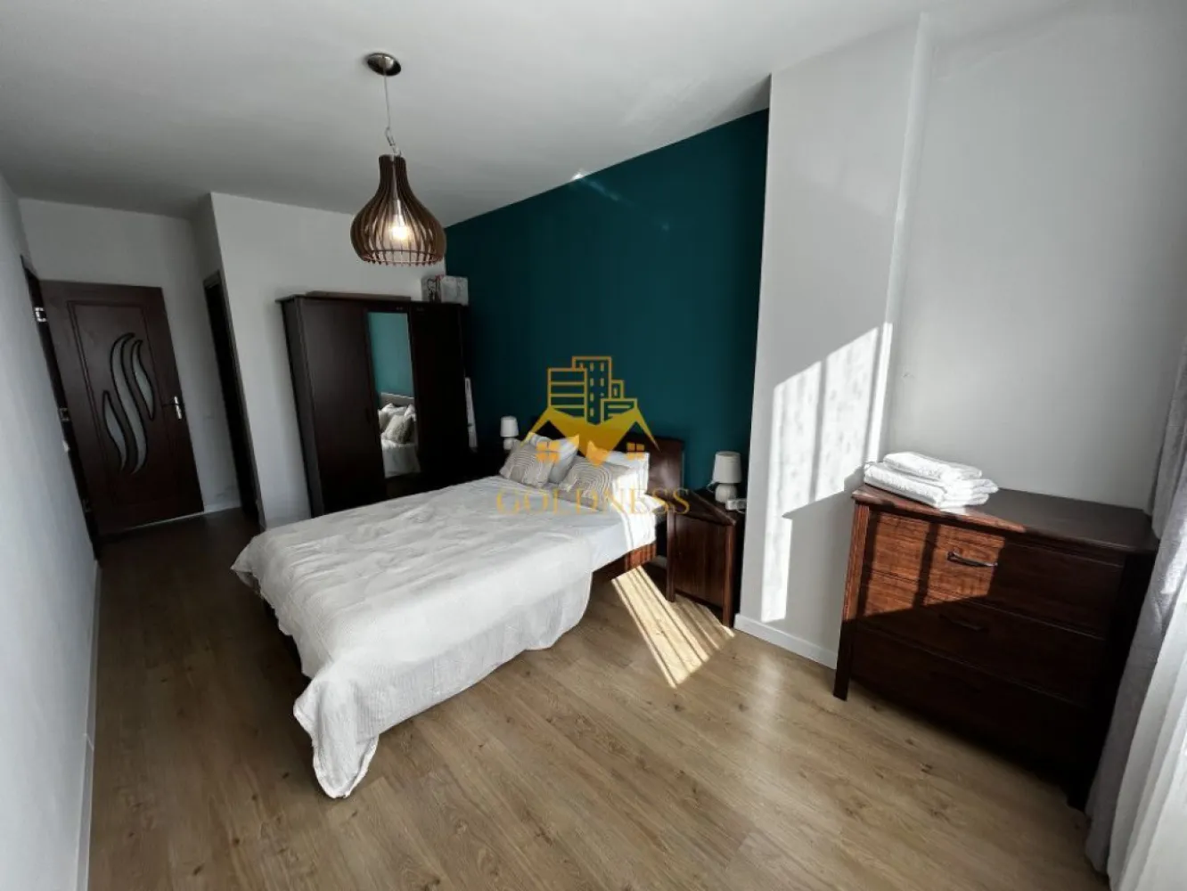 3 camere open space, Parcare, Pet Friendly, Revo Gym, Iris, Auchan - GOLDNESS Imobiliare vă propune spre închiriere un apartament cu 3 camere open space complet mobilat și utilat, la etajul 6 într-un imobil de 8 etaje, în Cartierul Iris. Dispune de loc de parcare subteran inclus! Se află în apropierea stațiilor de transport în comun, magazine, restaurante, spații verzi, farmacii, etc. Apartamentul este compartimentat astfel: - doua dormitoare cu pat matrimonial, dressing, noptiere - living cu bucatarie open space complet utilată și mobilată, canapea extensibilă, loc de servit masa - doua bai cu cada, una cu cabina de dus, calorifer port prosop și dulap pentru depozitare. - balcon de 3 mp. Imobilul este dotat cu toate cele necesare- centrală proprie, frigider, aragaz, hotă, mașină de spălat haine, etc. Dacă sunteți interesați de acest apartament și doriți să îl vizionați, dar și pentru alte oferte nu ezitați să ne contactați telefonic sau prin e-mail. Vă stăm la dispoziție! Pentru intermediere se percepe un comision de 50% din prețul chiriei! }}