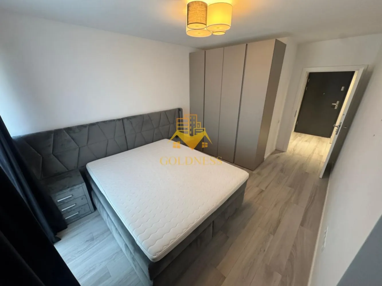 2 camere, modern, bloc nou, parcare, Gheorgheni, Constantin Brancusi - GOLDNESS Imobiliare vă propune spre închiriere un apartament cu 2 camere complet mobilat și utilat, la etajul 5 într-un imobil de 6 etaje, în cartierul Gheorgheni. Apartamentul este compartimentat astfel: - dormitor cu pat matrimonial, dressing, noptiere - living cu bucatarie open-space complet utilată, canapea extensibla, loc de servit masa - baie cu cabina de dus, calorifer port prosop inox și dulap pentru depozitare. - terasa de 6 mp. Imobilul este dotat cu toate cele necesare- centrală proprie, mașină de spălat haine, frigider, plită electrică, hotă, TV, etc. Se află în apropierea stațiilor de transport în comun, magazine, restaurante, spații verzi, farmacii, etc. Se poate inchiria parcare cu 50 EURO! Dacă sunteți interesați de acest apartament și doriți să îl vizionați, dar și pentru alte oferte sau detalii nu ezitați să ne contactați telefonic sau prin e-mail - goldnessimobiliare@gmail.com. Vă stăm la dispoziție! }}