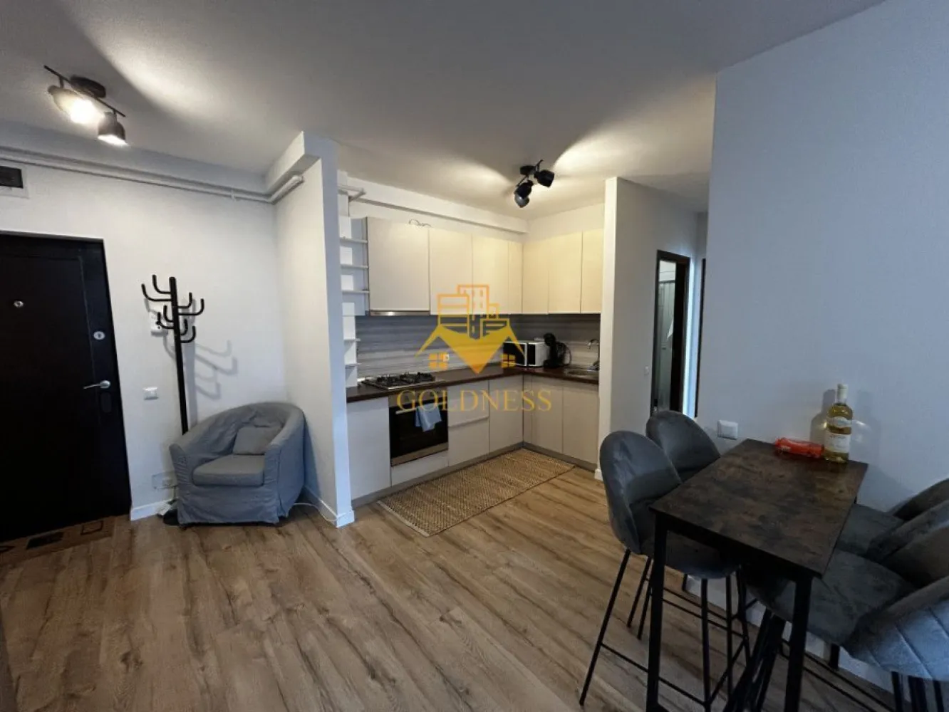 3 camere open space, Parcare, Pet Friendly, Revo Gym, Iris, Auchan - GOLDNESS Imobiliare vă propune spre închiriere un apartament cu 3 camere open space complet mobilat și utilat, la etajul 6 într-un imobil de 8 etaje, în Cartierul Iris. Dispune de loc de parcare subteran inclus! Se află în apropierea stațiilor de transport în comun, magazine, restaurante, spații verzi, farmacii, etc. Apartamentul este compartimentat astfel: - doua dormitoare cu pat matrimonial, dressing, noptiere - living cu bucatarie open space complet utilată și mobilată, canapea extensibilă, loc de servit masa - doua bai cu cada, una cu cabina de dus, calorifer port prosop și dulap pentru depozitare. - balcon de 3 mp. Imobilul este dotat cu toate cele necesare- centrală proprie, frigider, aragaz, hotă, mașină de spălat haine, etc. Dacă sunteți interesați de acest apartament și doriți să îl vizionați, dar și pentru alte oferte nu ezitați să ne contactați telefonic sau prin e-mail. Vă stăm la dispoziție! Pentru intermediere se percepe un comision de 50% din prețul chiriei! }}