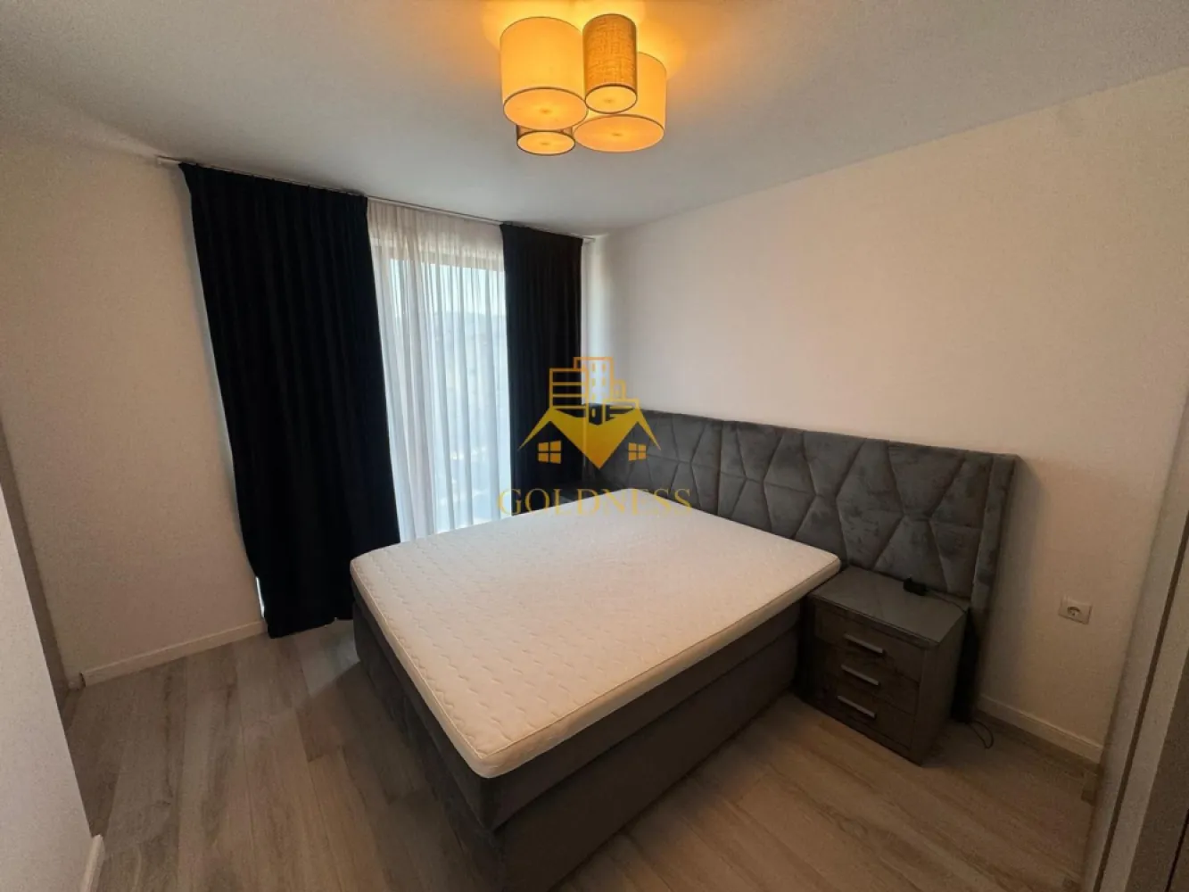 2 camere, modern, bloc nou, parcare, Gheorgheni, Constantin Brancusi - GOLDNESS Imobiliare vă propune spre închiriere un apartament cu 2 camere complet mobilat și utilat, la etajul 5 într-un imobil de 6 etaje, în cartierul Gheorgheni. Apartamentul este compartimentat astfel: - dormitor cu pat matrimonial, dressing, noptiere - living cu bucatarie open-space complet utilată, canapea extensibla, loc de servit masa - baie cu cabina de dus, calorifer port prosop inox și dulap pentru depozitare. - terasa de 6 mp. Imobilul este dotat cu toate cele necesare- centrală proprie, mașină de spălat haine, frigider, plită electrică, hotă, TV, etc. Se află în apropierea stațiilor de transport în comun, magazine, restaurante, spații verzi, farmacii, etc. Se poate inchiria parcare cu 50 EURO! Dacă sunteți interesați de acest apartament și doriți să îl vizionați, dar și pentru alte oferte sau detalii nu ezitați să ne contactați telefonic sau prin e-mail - goldnessimobiliare@gmail.com. Vă stăm la dispoziție! }}