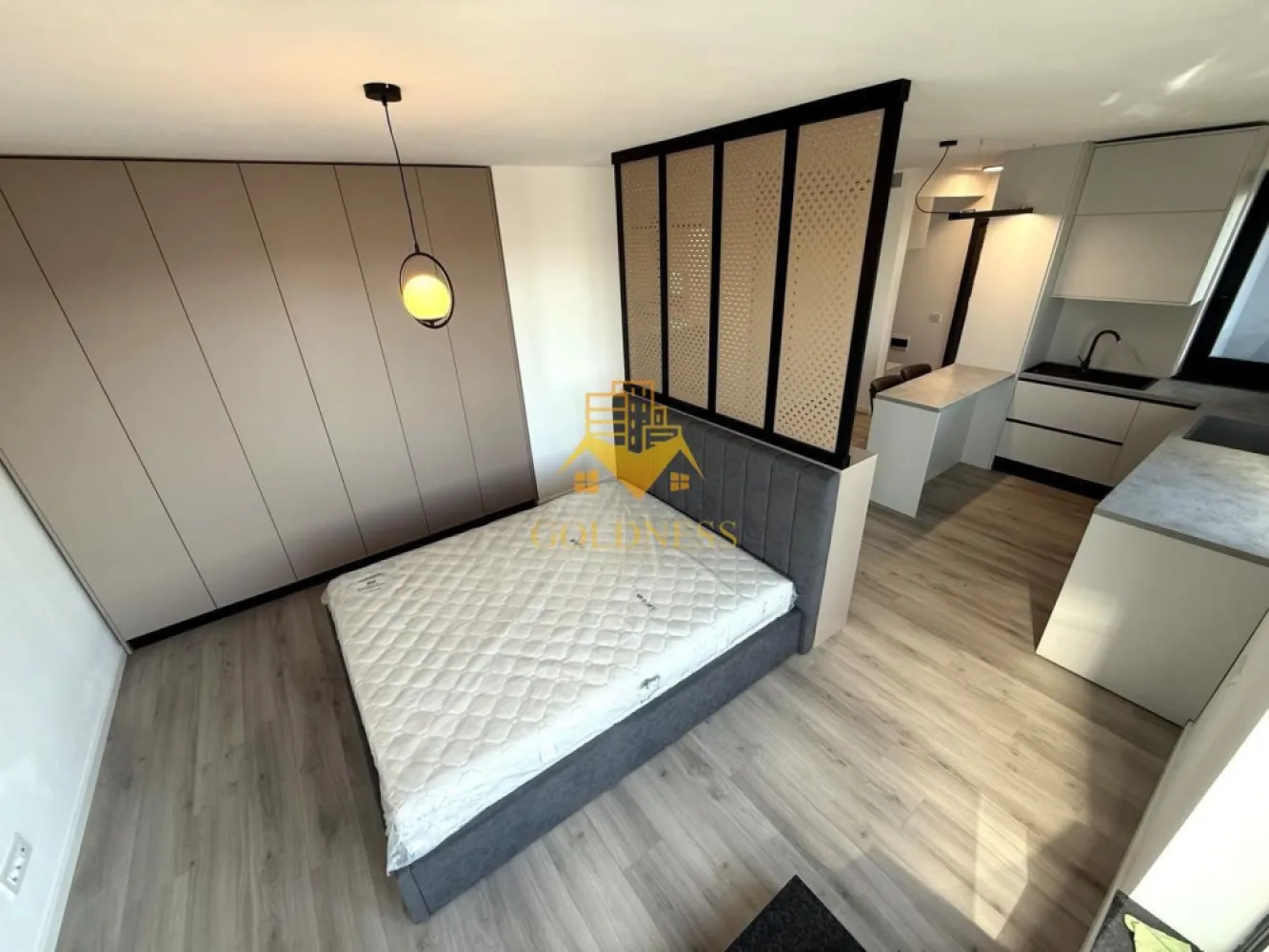 O camera, Iris, Modern, Prima inchiriere, Liberty Residential, Traian - Vă propun spre închiriere un apartament cu 1 cameră tip studio, situat în complexul Liberty Residential . Apartamentul se află la etajul 6 din 6, într-un imobil nou. Compartimentarea este de tip open space (studio) și are o suprafață utilă de 45 mp, la care se adaugă o terasă de 21 mp. Compartimentarea este următoarea: zonă de dormit cu pat matrimonial bucătărie open space baie terasă spațioasă Imobilul se predă mobilat și utilat conform pozelor prezentate, iar confortul termic este asigurat de centrala termică proprie. Apartamentul este la prima închiriere. Imobilul are acces facil către toate punctele de interes. Nu dispune de loc de parcare. Preț: 550 euro/lună Pentru o vizionare sau consultanță, vă răspund cu drag la numărul de telefon: Pentru intermediere se percepe comision de 50% }}