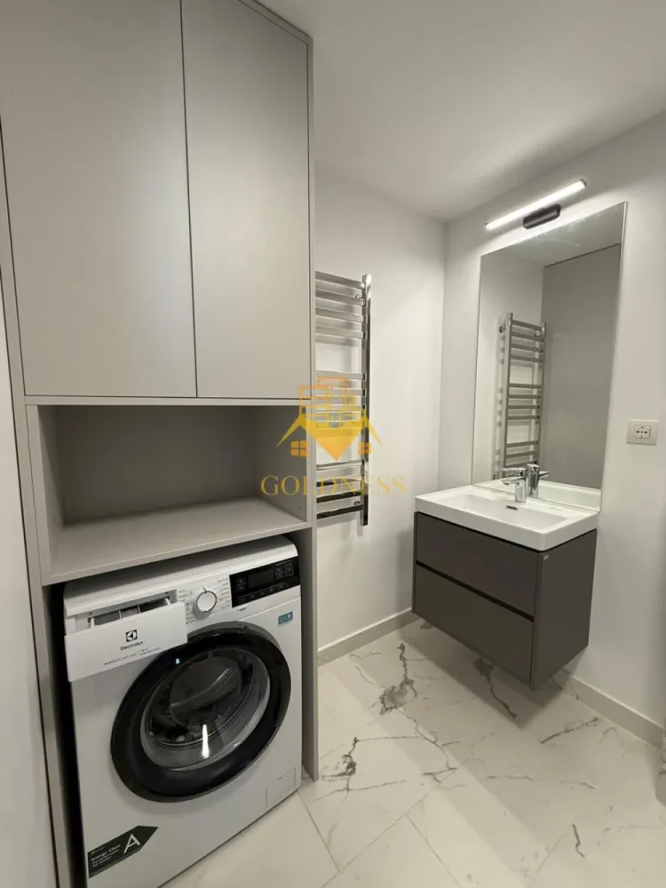 O camera, Iris, Modern, Prima inchiriere, Liberty Residential, Traian - Vă propun spre închiriere un apartament cu 1 cameră tip studio, situat în complexul Liberty Residential . Apartamentul se află la etajul 6 din 6, într-un imobil nou. Compartimentarea este de tip open space (studio) și are o suprafață utilă de 45 mp, la care se adaugă o terasă de 21 mp. Compartimentarea este următoarea: zonă de dormit cu pat matrimonial bucătărie open space baie terasă spațioasă Imobilul se predă mobilat și utilat conform pozelor prezentate, iar confortul termic este asigurat de centrala termică proprie. Apartamentul este la prima închiriere. Imobilul are acces facil către toate punctele de interes. Nu dispune de loc de parcare. Preț: 550 euro/lună Pentru o vizionare sau consultanță, vă răspund cu drag la numărul de telefon: Pentru intermediere se percepe comision de 50% }}