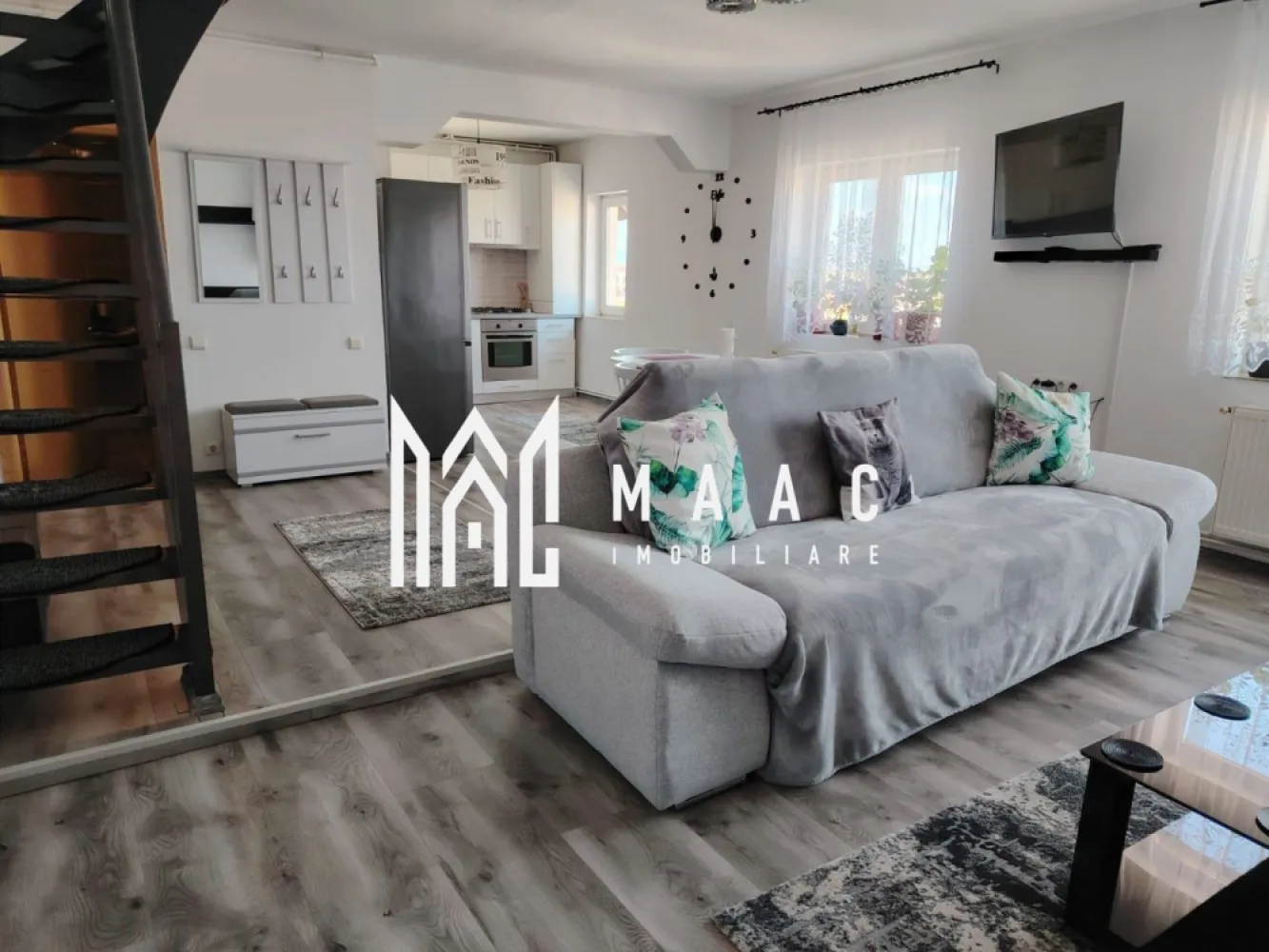 Apartament 3 camere | 65 MPU | Vasile Aaron - MAAC Imobiliare vă propune spre închiriere un apartament cu 3 camere situat într-o zonă bine cotată din Sibiu, cu acces facil către toate punctele de interes ale orașului, ideal pentru un stil de viață confortabil și bine conectat. Poziționarea este extrem de avantajoasă, locuința fiind amplasată în apropierea magazinelor, instituțiilor de învățământ și altor facilități urbane, oferind acces rapid către centrul orașului și principalele zone de interes. Apartamentul se remarcă prin spațiile generoase și compartimentarea eficientă, fiind potrivit pentru o familie sau pentru persoane care își doresc un ambient aerisit și bine organizat. -living generos cu bucătărie open-space -2 dormitoare decomandate situate la mansardă -baie -hol de acces Locuința este complet mobilată și utilată, beneficiind de electrocasnice incluse și finisaje de calitate, cu mobilier aflat în stare impecabilă, pregătită pentru mutare imediată. Unul dintre punctele forte ale apartamentului este livingul spațios, care oferă un cadru ideal pentru relaxare și socializare, completat de o compartimentare practică ce asigură confort și intimitate. În proximitate se regăsesc magazine, restaurante, mijloace de transport în comun și centrul orașului, toate ușor accesibile. Disponibil începând cu data de 10 mai. Pentru mai multe detalii sau pentru programarea unei vizionări, vă rugăm să ne contactați și să menționați codul ID:CP3019985. }}