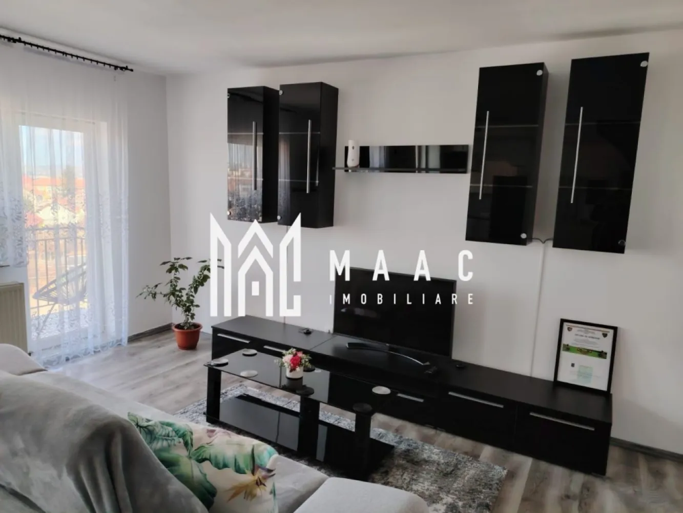Apartament 3 camere | 65 MPU | Vasile Aaron - MAAC Imobiliare vă propune spre închiriere un apartament cu 3 camere situat într-o zonă bine cotată din Sibiu, cu acces facil către toate punctele de interes ale orașului, ideal pentru un stil de viață confortabil și bine conectat. Poziționarea este extrem de avantajoasă, locuința fiind amplasată în apropierea magazinelor, instituțiilor de învățământ și altor facilități urbane, oferind acces rapid către centrul orașului și principalele zone de interes. Apartamentul se remarcă prin spațiile generoase și compartimentarea eficientă, fiind potrivit pentru o familie sau pentru persoane care își doresc un ambient aerisit și bine organizat. -living generos cu bucătărie open-space -2 dormitoare decomandate situate la mansardă -baie -hol de acces Locuința este complet mobilată și utilată, beneficiind de electrocasnice incluse și finisaje de calitate, cu mobilier aflat în stare impecabilă, pregătită pentru mutare imediată. Unul dintre punctele forte ale apartamentului este livingul spațios, care oferă un cadru ideal pentru relaxare și socializare, completat de o compartimentare practică ce asigură confort și intimitate. În proximitate se regăsesc magazine, restaurante, mijloace de transport în comun și centrul orașului, toate ușor accesibile. Disponibil începând cu data de 10 mai. Pentru mai multe detalii sau pentru programarea unei vizionări, vă rugăm să ne contactați și să menționați codul ID:CP3019985. }}