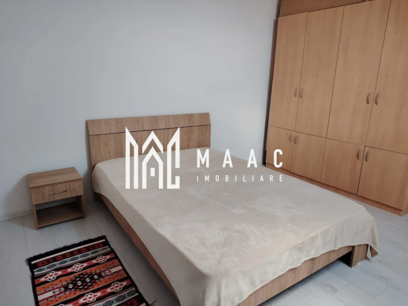 Apartament 3 camere | 65 MPU | Vasile Aaron - MAAC Imobiliare vă propune spre închiriere un apartament cu 3 camere situat într-o zonă bine cotată din Sibiu, cu acces facil către toate punctele de interes ale orașului, ideal pentru un stil de viață confortabil și bine conectat. Poziționarea este extrem de avantajoasă, locuința fiind amplasată în apropierea magazinelor, instituțiilor de învățământ și altor facilități urbane, oferind acces rapid către centrul orașului și principalele zone de interes. Apartamentul se remarcă prin spațiile generoase și compartimentarea eficientă, fiind potrivit pentru o familie sau pentru persoane care își doresc un ambient aerisit și bine organizat. -living generos cu bucătărie open-space -2 dormitoare decomandate situate la mansardă -baie -hol de acces Locuința este complet mobilată și utilată, beneficiind de electrocasnice incluse și finisaje de calitate, cu mobilier aflat în stare impecabilă, pregătită pentru mutare imediată. Unul dintre punctele forte ale apartamentului este livingul spațios, care oferă un cadru ideal pentru relaxare și socializare, completat de o compartimentare practică ce asigură confort și intimitate. În proximitate se regăsesc magazine, restaurante, mijloace de transport în comun și centrul orașului, toate ușor accesibile. Disponibil începând cu data de 10 mai. Pentru mai multe detalii sau pentru programarea unei vizionări, vă rugăm să ne contactați și să menționați codul ID:CP3019985. }}