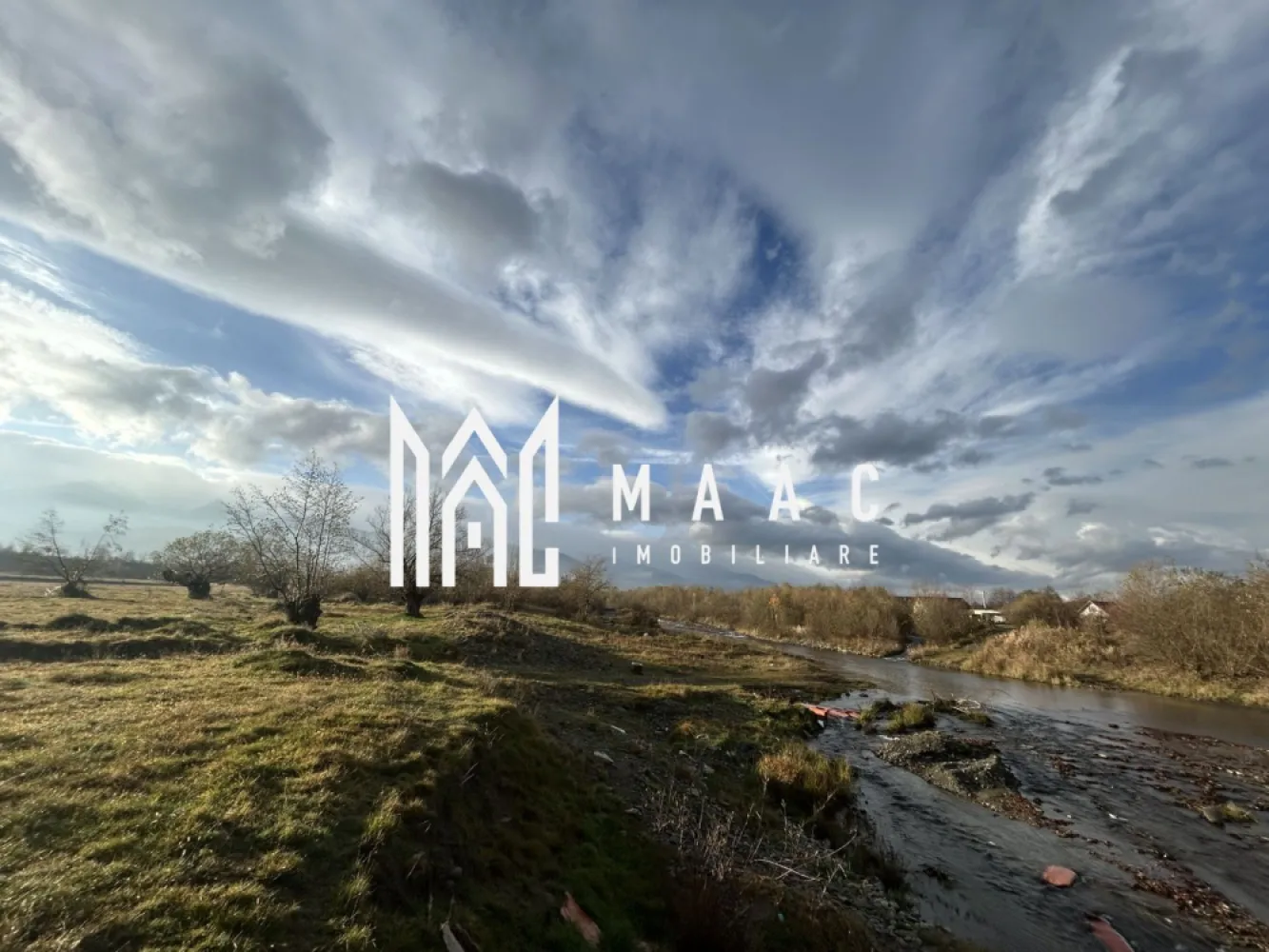 Teren cu potențial turistic I Cârțișoara I 3000 MP - MAAC Imobiliare vă propune spre vânzare un teren de 3.000 mp, situat într-o zonă deosebit de frumoasă din Cârțișoara, cu ieșire directă la râu și dublu acces auto – un avantaj rar întâlnit, care oferă flexibilitate în amenajare și accesibilitate excelentă. Caracteristici teren: Suprafață totală: 3.000 mp Acces dublu pe proprietate Ieșire la râu – locație pitorească, ideală pentru relaxare și turism Utilități în apropiere Teren plan, ușor de parcelat și amenajat Avantaj major: Datorită poziționării sale strategice și peisajului natural spectaculos, terenul este pretabil pentru dezvoltări turistice – precum cabane de vacanță, pensiuni sau case de oaspeți. Priveliștea către Munții Făgăraș și liniștea zonei transformă această proprietate într-o investiție cu potențial excelent pe termen lung. Pentru mai multe detalii și vizionări, precizati telefonic ca ati vazut anuntul cu ID: CP2807228 }}