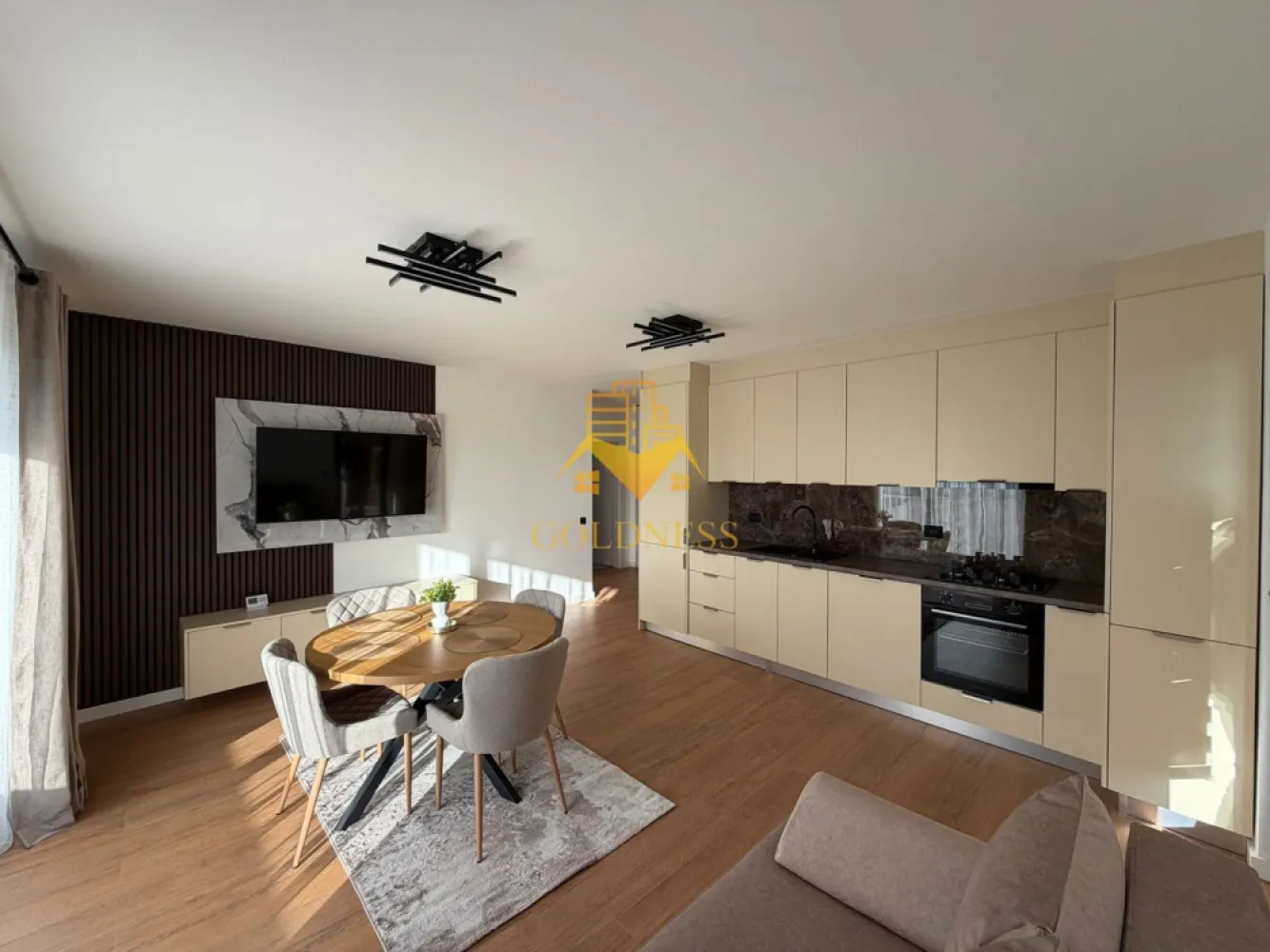 3 camere,Parcare,Premium, Floresti,Prima Inchiriere, Eroilor Residence - GOLDNESS Imobiliare vă propune spre închiriere un apartament cu 3 camere open space, complet mobilat și utilat, la etajul 5 într-un imobil de 8 etaje, situat în Floresti. Dispune de loc de parcare! Se află în apropierea stațiilor de transport în comun, magazine, restaurante, spații verzi, farmacii, etc. Apartamentul este compartimentat astfel: - dormitor cu pat matrimonial, dulap, noptiere - dormitor cu pat matrimonial, dulap, noptiere - living cu bucatarie open space complet utilată și mobilată, canapea extensibilă, loc de servit masa - baie cu dus walk-in, calorifer port prosop și dulap pentru depozitare. - terasa de 10 mp. Imobilul este dotat cu toate cele necesare- centrală proprie, frigider, aragaz, hotă, mașină de spălat haine si vase, etc. Dacă sunteți interesați de acest apartament și doriți să îl vizionați, dar și pentru alte oferte nu ezitați să ne contactați telefonic sau prin e-mail. Vă stăm la dispoziție! Pentru intermediere se percepe un comision de 50% din prețul chiriei! }}