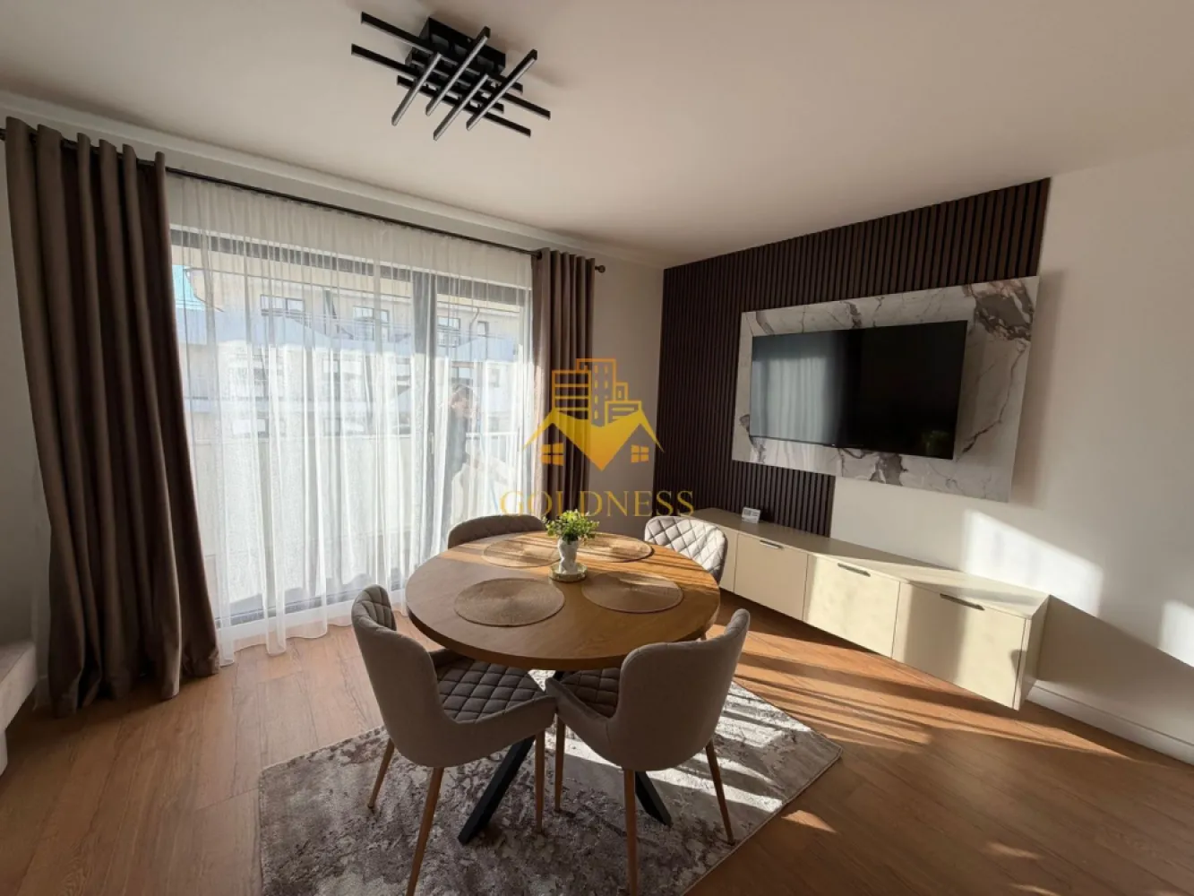 3 camere,Parcare,Premium, Floresti,Prima Inchiriere, Eroilor Residence - GOLDNESS Imobiliare vă propune spre închiriere un apartament cu 3 camere open space, complet mobilat și utilat, la etajul 5 într-un imobil de 8 etaje, situat în Floresti. Dispune de loc de parcare! Se află în apropierea stațiilor de transport în comun, magazine, restaurante, spații verzi, farmacii, etc. Apartamentul este compartimentat astfel: - dormitor cu pat matrimonial, dulap, noptiere - dormitor cu pat matrimonial, dulap, noptiere - living cu bucatarie open space complet utilată și mobilată, canapea extensibilă, loc de servit masa - baie cu dus walk-in, calorifer port prosop și dulap pentru depozitare. - terasa de 10 mp. Imobilul este dotat cu toate cele necesare- centrală proprie, frigider, aragaz, hotă, mașină de spălat haine si vase, etc. Dacă sunteți interesați de acest apartament și doriți să îl vizionați, dar și pentru alte oferte nu ezitați să ne contactați telefonic sau prin e-mail. Vă stăm la dispoziție! Pentru intermediere se percepe un comision de 50% din prețul chiriei! }}