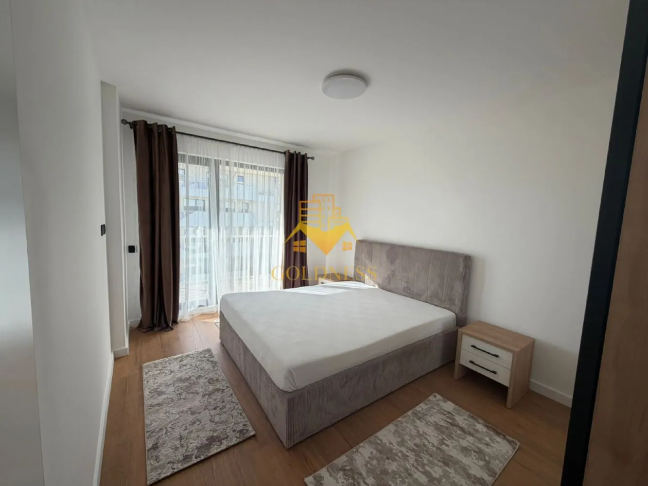 3 camere,Parcare,Premium, Floresti,Prima Inchiriere, Eroilor Residence - GOLDNESS Imobiliare vă propune spre închiriere un apartament cu 3 camere open space, complet mobilat și utilat, la etajul 5 într-un imobil de 8 etaje, situat în Floresti. Dispune de loc de parcare! Se află în apropierea stațiilor de transport în comun, magazine, restaurante, spații verzi, farmacii, etc. Apartamentul este compartimentat astfel: - dormitor cu pat matrimonial, dulap, noptiere - dormitor cu pat matrimonial, dulap, noptiere - living cu bucatarie open space complet utilată și mobilată, canapea extensibilă, loc de servit masa - baie cu dus walk-in, calorifer port prosop și dulap pentru depozitare. - terasa de 10 mp. Imobilul este dotat cu toate cele necesare- centrală proprie, frigider, aragaz, hotă, mașină de spălat haine si vase, etc. Dacă sunteți interesați de acest apartament și doriți să îl vizionați, dar și pentru alte oferte nu ezitați să ne contactați telefonic sau prin e-mail. Vă stăm la dispoziție! Pentru intermediere se percepe un comision de 50% din prețul chiriei! }}
