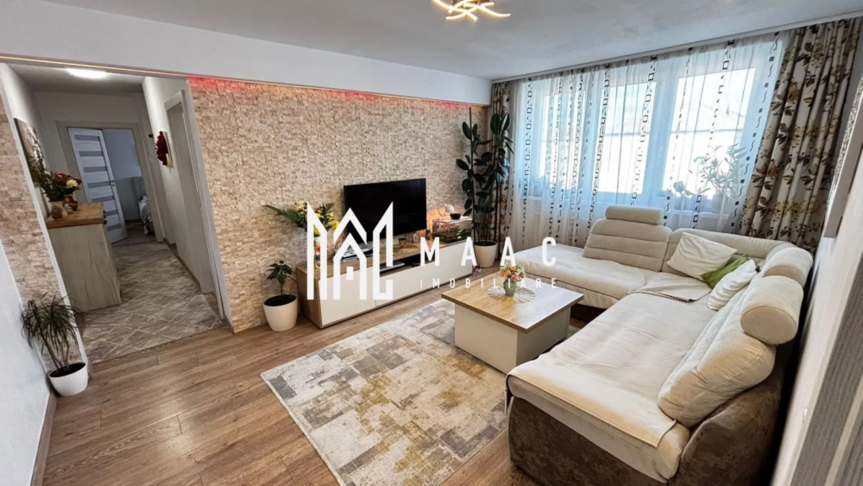 Apartament 3 camere | 64 mp | Renovat complet | Mobilat și utilat | Rahovei - Maac Imobiliare prezintă un apartament modern cu 3 camere, situat pe strada Rahovei, într-o zonă excelentă, foarte aproape de bulevardul Vasile Milea, ideal pentru locuință personală sau investiție.

Locuința este amplasată la etajul 4 din 4 și dispune de o suprafață utilă de 64 mp, fiind complet renovată în anul 2020, inclusiv instalațiile electrice și sanitare.

Compartimentarea este practică și bine gândită: living spațios, două dormitoare, bucătărie separată cu cămară generoasă, baie cu geam pentru aerisire naturală.

Apartamentul se predă mobilat și utilat complet, cu excepția camerei copiilor, fiind pregătit pentru mutare imediată. Finisajele și dotările includ centrală termică în condensare, geamuri tripan și izolație exterioară de 10 cm, oferind confort termic ridicat pe tot parcursul anului. Orientarea nord-vest asigură o lumină naturală plăcută în a doua parte a zilei.

Zona este una dintre cele mai căutate din Sibiu, cu acces rapid către școli, grădinițe, magazine, stații de autobuz și centre comerciale, inclusiv Shopping City Sibiu.

Un apartament ideal pentru cei care își doresc confort, accesibilitate și o locuință modernă, gata de mutare.

Pentru mai multe detalii sau programarea unei vizionări, vă stăm cu drag la dispoziție.

Pentru mai multe detalii, precizați telefonic că ați văzut anunțul cu ID: CP3005894