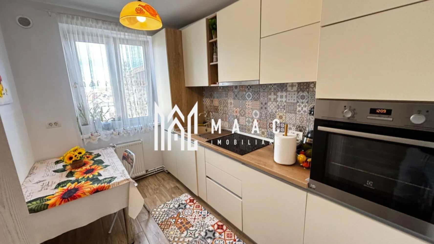Apartament 3 camere | 64 mp | Renovat complet | Mobilat și utilat | Rahovei - Maac Imobiliare prezintă un apartament modern cu 3 camere, situat pe strada Rahovei, într-o zonă excelentă, foarte aproape de bulevardul Vasile Milea, ideal pentru locuință personală sau investiție.

Locuința este amplasată la etajul 4 din 4 și dispune de o suprafață utilă de 64 mp, fiind complet renovată în anul 2020, inclusiv instalațiile electrice și sanitare.

Compartimentarea este practică și bine gândită: living spațios, două dormitoare, bucătărie separată cu cămară generoasă, baie cu geam pentru aerisire naturală.

Apartamentul se predă mobilat și utilat complet, cu excepția camerei copiilor, fiind pregătit pentru mutare imediată. Finisajele și dotările includ centrală termică în condensare, geamuri tripan și izolație exterioară de 10 cm, oferind confort termic ridicat pe tot parcursul anului. Orientarea nord-vest asigură o lumină naturală plăcută în a doua parte a zilei.

Zona este una dintre cele mai căutate din Sibiu, cu acces rapid către școli, grădinițe, magazine, stații de autobuz și centre comerciale, inclusiv Shopping City Sibiu.

Un apartament ideal pentru cei care își doresc confort, accesibilitate și o locuință modernă, gata de mutare.

Pentru mai multe detalii sau programarea unei vizionări, vă stăm cu drag la dispoziție.

Pentru mai multe detalii, precizați telefonic că ați văzut anunțul cu ID: CP3005894