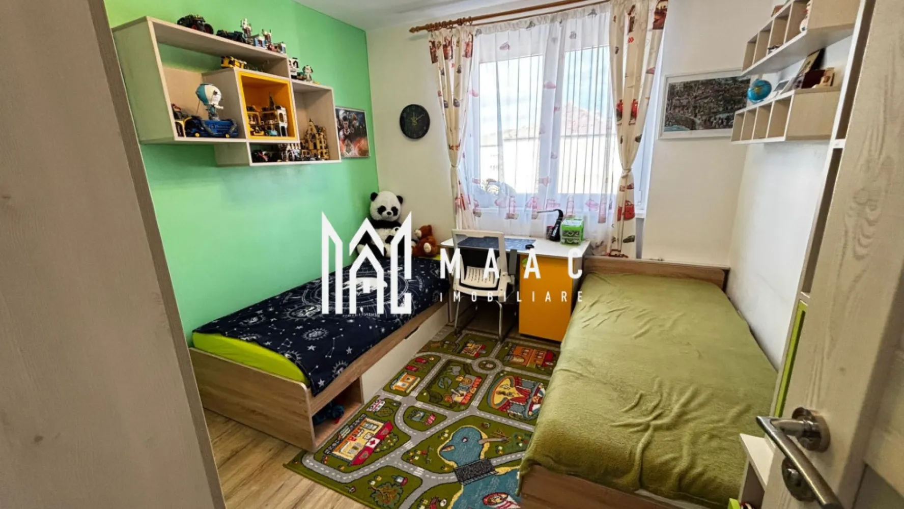 Apartament 3 camere | 64 mp | Renovat complet | Mobilat și utilat | Rahovei - Maac Imobiliare prezintă un apartament modern cu 3 camere, situat pe strada Rahovei, într-o zonă excelentă, foarte aproape de bulevardul Vasile Milea, ideal pentru locuință personală sau investiție.

Locuința este amplasată la etajul 4 din 4 și dispune de o suprafață utilă de 64 mp, fiind complet renovată în anul 2020, inclusiv instalațiile electrice și sanitare.

Compartimentarea este practică și bine gândită: living spațios, două dormitoare, bucătărie separată cu cămară generoasă, baie cu geam pentru aerisire naturală.

Apartamentul se predă mobilat și utilat complet, cu excepția camerei copiilor, fiind pregătit pentru mutare imediată. Finisajele și dotările includ centrală termică în condensare, geamuri tripan și izolație exterioară de 10 cm, oferind confort termic ridicat pe tot parcursul anului. Orientarea nord-vest asigură o lumină naturală plăcută în a doua parte a zilei.

Zona este una dintre cele mai căutate din Sibiu, cu acces rapid către școli, grădinițe, magazine, stații de autobuz și centre comerciale, inclusiv Shopping City Sibiu.

Un apartament ideal pentru cei care își doresc confort, accesibilitate și o locuință modernă, gata de mutare.

Pentru mai multe detalii sau programarea unei vizionări, vă stăm cu drag la dispoziție.

Pentru mai multe detalii, precizați telefonic că ați văzut anunțul cu ID: CP3005894