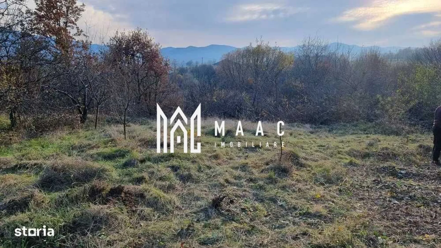 Teren intravilan | Tropinii Noi | Sibiu 996 mp - MAAC Imobiliare vă propune spre vânzare un teren în Tropinii Noi | Ideal pentru casă de vacanță | 996 mp Se oferă spre vânzare un teren intravilan generos, cu suprafața de 996 mp, situat în zona liniștită a cartierului Tropinii Noi, la doar 12 minute de centrul Sibiului. Proprietatea este parțial împrejmuită (pe două laturi), oferind intimitate și confort pentru viitoarea locuință sau casă de vacanță. Avantaje și caracteristici: teren liber de sarcini, cu certificat de urbanism pentru construcție posibilitate de racordare la electricitate teren 80% drept, ușor de amenajat partea din spate beneficiază de deschidere către un pârâu, oferind un cadru natural și relaxant deschidere la drum pietruit, cu acces la 350 m de șoseaua principală Pentru mai multe detalii precizati telefonic ca ati vazut anuntul cu ID: CP3018176 }}