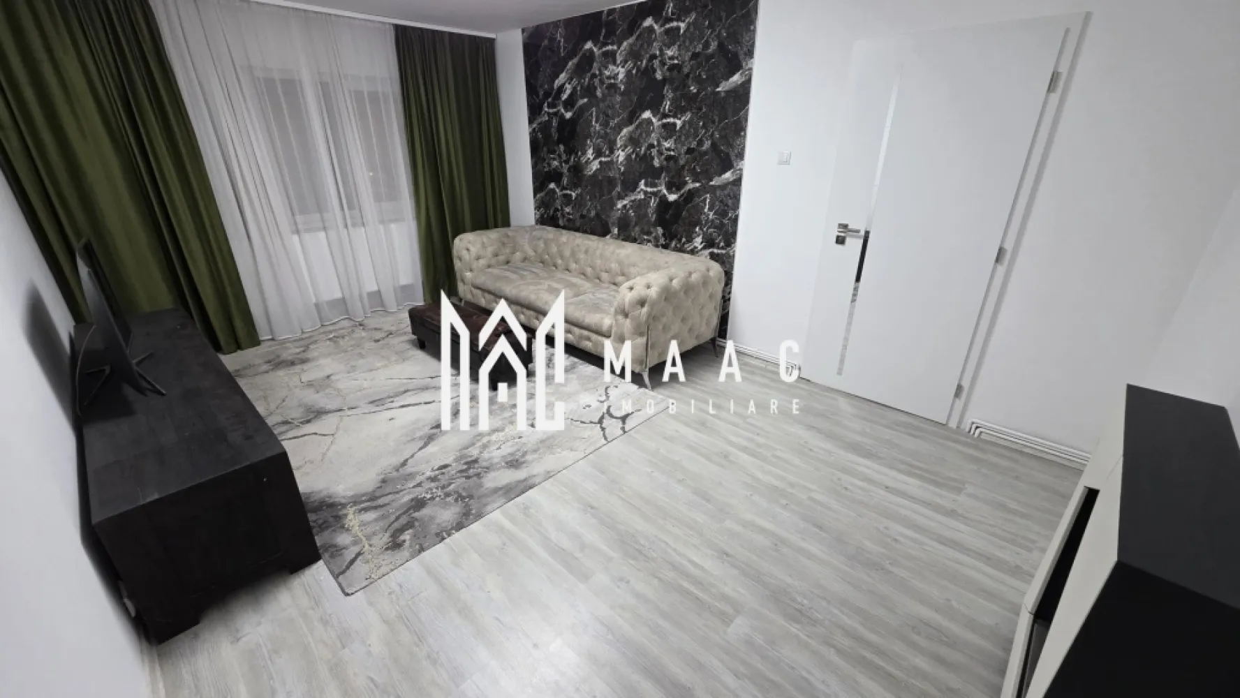 Apartament 3 camere | Decomandat | 70 MPU | Terezian - MAAC Imobiliare vă propune spre vânzare un apartament cu 3 camere situat în cartierul Terezian din Sibiu, o zonă accesibilă și bine conectată la principalele facilități urbane, ideală pentru locuire permanentă sau investiție. Poziționarea este avantajoasă, imobilul fiind amplasat în apropiere de centru, gară și piață, cu acces facil către școli, magazine, bănci, farmacii și mijloace de transport în comun, oferind astfel un stil de viață practic și bine conectat. Apartamentul este situat la parterul unui bloc cu 4 etaje, într-un imobil cu doar 2 locatari pe palier, beneficiind de liniște și intimitate. Compartimentarea este decomandată, eficientă și bine organizată, oferind confort și funcționalitate. -3 camere decomandate -bucătărie -2 băi -cămară -debara -pivniță spațioasă Locuința se vinde complet mobilată și utilată, fiind pregătită pentru mutare imediată sau pentru a fi valorificată ca investiție. În proximitate se regăsesc centrul orașului, gara, piața, unități de învățământ, magazine, bănci, farmacii și stații de transport în comun, ceea ce asigură acces rapid către toate punctele de interes din Sibiu. Pentru mai multe detalii sau pentru programarea unei vizionări, vă rugăm să ne contactați și să menționați codul CP3016281. }}