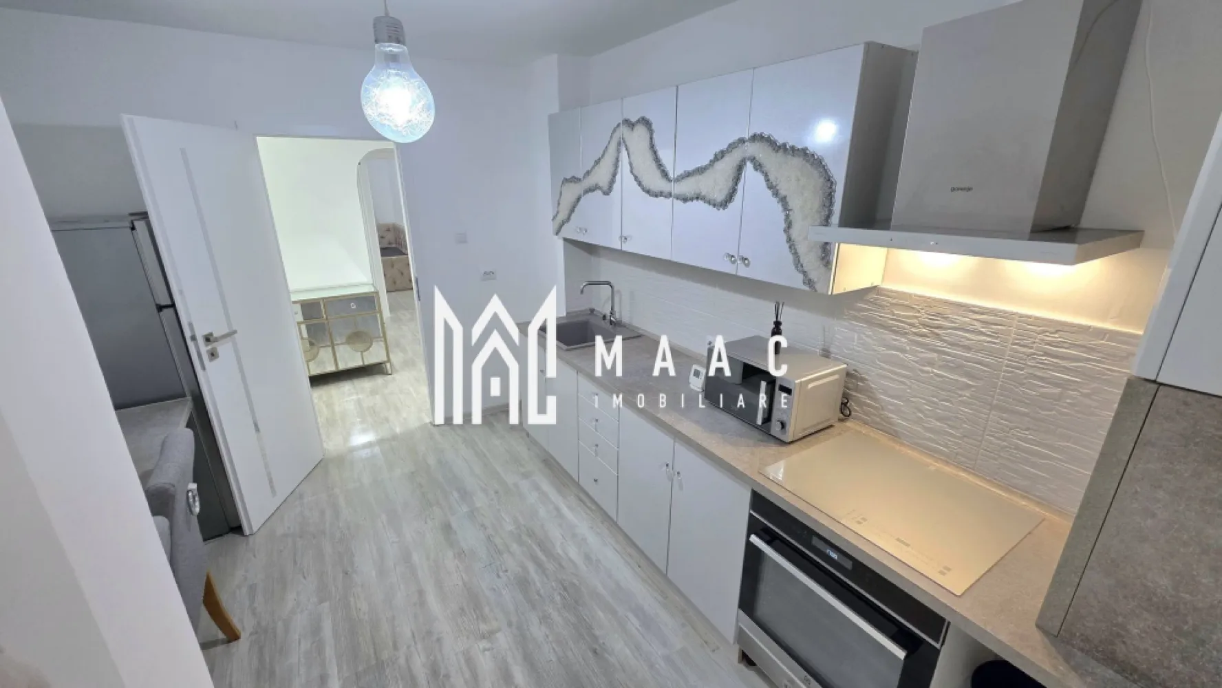Apartament 3 camere | Decomandat | 70 MPU | Terezian - MAAC Imobiliare vă propune spre vânzare un apartament cu 3 camere situat în cartierul Terezian din Sibiu, o zonă accesibilă și bine conectată la principalele facilități urbane, ideală pentru locuire permanentă sau investiție. Poziționarea este avantajoasă, imobilul fiind amplasat în apropiere de centru, gară și piață, cu acces facil către școli, magazine, bănci, farmacii și mijloace de transport în comun, oferind astfel un stil de viață practic și bine conectat. Apartamentul este situat la parterul unui bloc cu 4 etaje, într-un imobil cu doar 2 locatari pe palier, beneficiind de liniște și intimitate. Compartimentarea este decomandată, eficientă și bine organizată, oferind confort și funcționalitate. -3 camere decomandate -bucătărie -2 băi -cămară -debara -pivniță spațioasă Locuința se vinde complet mobilată și utilată, fiind pregătită pentru mutare imediată sau pentru a fi valorificată ca investiție. În proximitate se regăsesc centrul orașului, gara, piața, unități de învățământ, magazine, bănci, farmacii și stații de transport în comun, ceea ce asigură acces rapid către toate punctele de interes din Sibiu. Pentru mai multe detalii sau pentru programarea unei vizionări, vă rugăm să ne contactați și să menționați codul CP3016281. }}