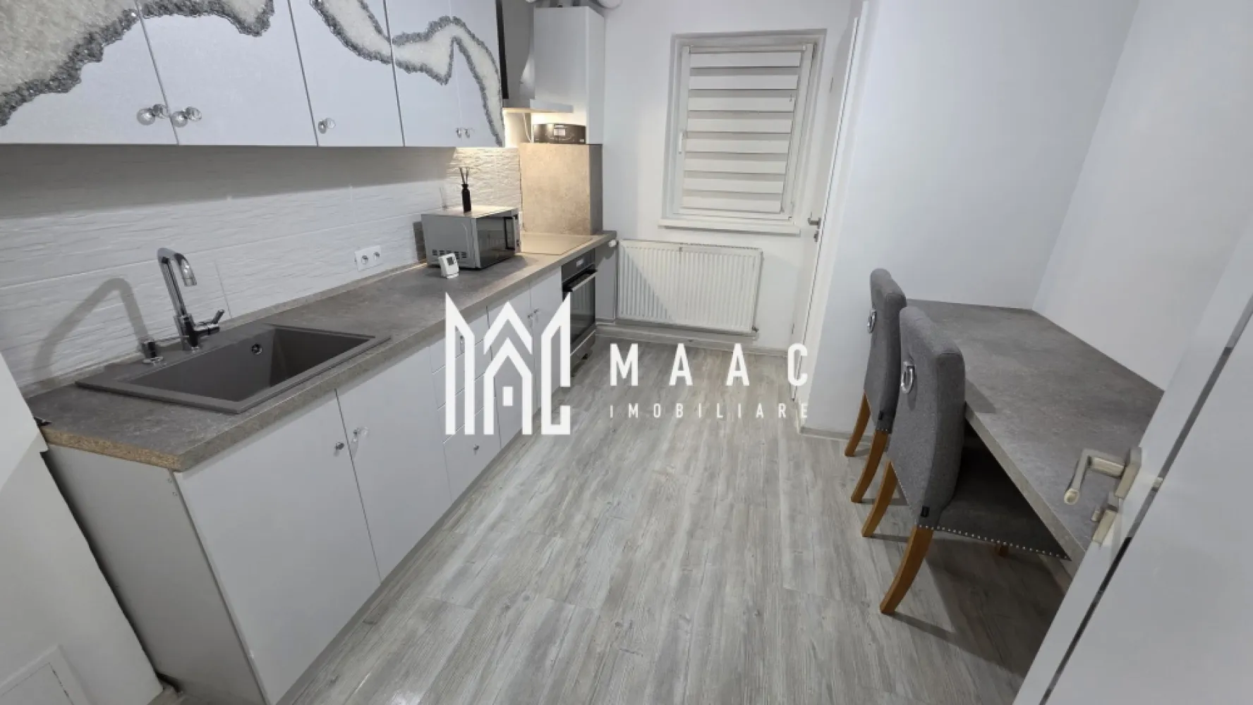 Apartament 3 camere | Decomandat | 70 MPU | Terezian - MAAC Imobiliare vă propune spre vânzare un apartament cu 3 camere situat în cartierul Terezian din Sibiu, o zonă accesibilă și bine conectată la principalele facilități urbane, ideală pentru locuire permanentă sau investiție. Poziționarea este avantajoasă, imobilul fiind amplasat în apropiere de centru, gară și piață, cu acces facil către școli, magazine, bănci, farmacii și mijloace de transport în comun, oferind astfel un stil de viață practic și bine conectat. Apartamentul este situat la parterul unui bloc cu 4 etaje, într-un imobil cu doar 2 locatari pe palier, beneficiind de liniște și intimitate. Compartimentarea este decomandată, eficientă și bine organizată, oferind confort și funcționalitate. -3 camere decomandate -bucătărie -2 băi -cămară -debara -pivniță spațioasă Locuința se vinde complet mobilată și utilată, fiind pregătită pentru mutare imediată sau pentru a fi valorificată ca investiție. În proximitate se regăsesc centrul orașului, gara, piața, unități de învățământ, magazine, bănci, farmacii și stații de transport în comun, ceea ce asigură acces rapid către toate punctele de interes din Sibiu. Pentru mai multe detalii sau pentru programarea unei vizionări, vă rugăm să ne contactați și să menționați codul CP3016281. }}