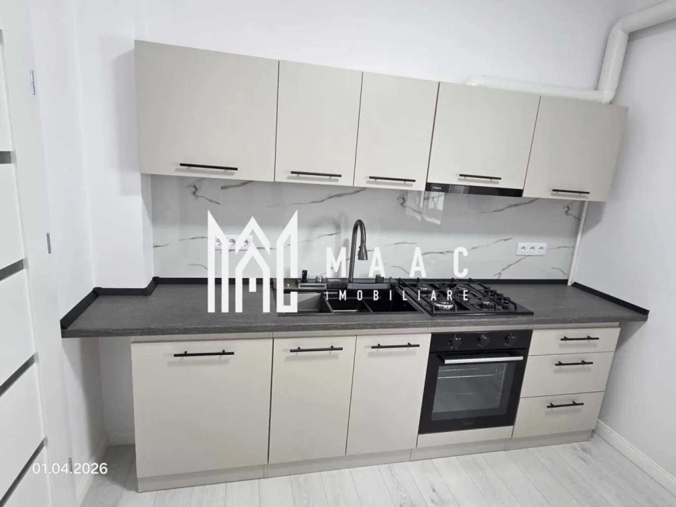 Apartament NOU | Decomandat | 2 camere - MAAC Imobiliare vă propune spre închiriere: Apartament NOU, prima închiriere, 2 camere Vă prezentăm un apartament nou, aflat la prima închiriere, situat într-o zonă liniștită și bine conectată din Deventer. Proprietatea este decomandată și oferă un confort sporit, fiind ideală pentru un cuplu sau o persoană care își dorește un spațiu modern și eficient. Apartamentul are o suprafață de 49 mp și este amplasat la etajul 1 al unui imobil nou, dotat cu lift. Compartimentarea este practică și bine gândită: living luminos, dormitor confortabil, bucătărie separată, baie cu geam (ventilație naturală) și balcon. Un avantaj major îl reprezintă sistemul de încălzire în pardoseală, care oferă un confort termic uniform și eficiență energetică ridicată. Locuința beneficiază de finisaje moderne, este luminoasă și pregătită pentru mutare imediată. Dotări și beneficii: prima închiriere decomandat încălzire în pardoseală etaj 1 în bloc cu lift balcon baie cu geam loc de parcare nominal inclus zonă liniștită În apropiere regăsim magazine, mijloace de transport și alte facilități esențiale pentru un stil de viață confortabil. Pentru mai multe detalii specificati ca ati vazut anuntul cu ID: CP3019794 }}