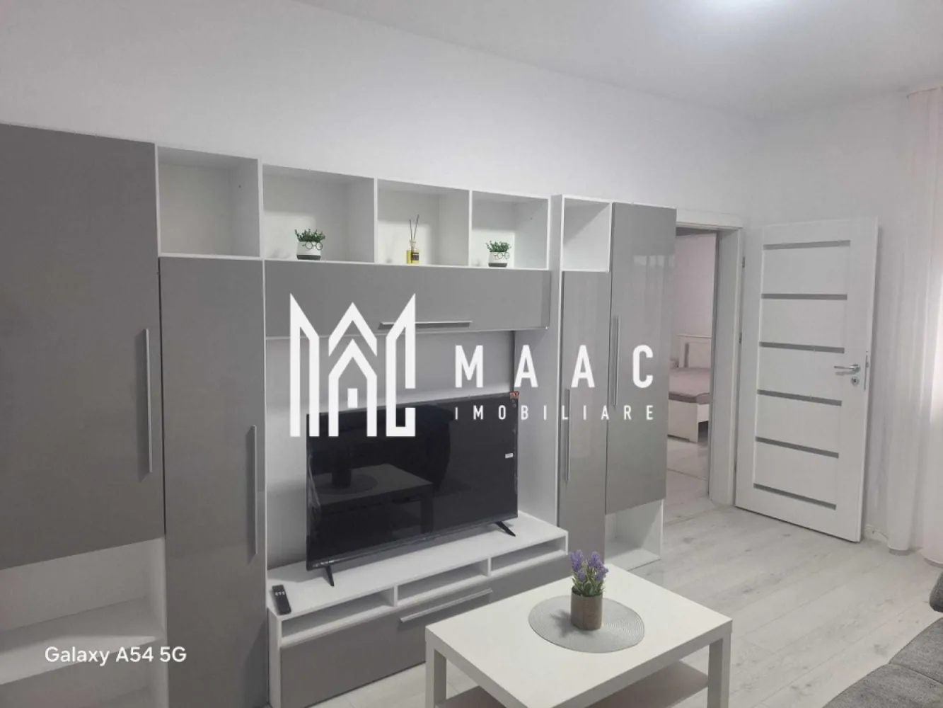 Apartament NOU | Decomandat | 2 camere - MAAC Imobiliare vă propune spre închiriere: Apartament NOU, prima închiriere, 2 camere Vă prezentăm un apartament nou, aflat la prima închiriere, situat într-o zonă liniștită și bine conectată din Deventer. Proprietatea este decomandată și oferă un confort sporit, fiind ideală pentru un cuplu sau o persoană care își dorește un spațiu modern și eficient. Apartamentul are o suprafață de 49 mp și este amplasat la etajul 1 al unui imobil nou, dotat cu lift. Compartimentarea este practică și bine gândită: living luminos, dormitor confortabil, bucătărie separată, baie cu geam (ventilație naturală) și balcon. Un avantaj major îl reprezintă sistemul de încălzire în pardoseală, care oferă un confort termic uniform și eficiență energetică ridicată. Locuința beneficiază de finisaje moderne, este luminoasă și pregătită pentru mutare imediată. Dotări și beneficii: prima închiriere decomandat încălzire în pardoseală etaj 1 în bloc cu lift balcon baie cu geam loc de parcare nominal inclus zonă liniștită În apropiere regăsim magazine, mijloace de transport și alte facilități esențiale pentru un stil de viață confortabil. Pentru mai multe detalii specificati ca ati vazut anuntul cu ID: CP3019794 }}