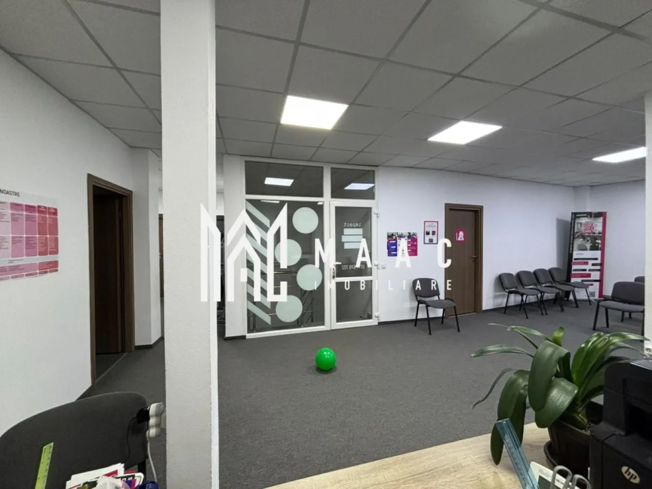 SPATIU DE BIROURI I TEREZIAN I 160 MP - MAAC Imobiliare ofera spre inchiriere spatiu pentru birouri cu suprafata de 160 mp, situat la etajul 1 al unei cladiri din cartierul Terezian. Spatiul este compartimentat eficient si poate fi adaptat pentru diverse activitati de birou: IT, contabilitate, servicii, call center, sediu administrativ... Ideal pentru companii care cauta un sediu functional, intr-o zona accesibila, cu acces rapid catre centrul oraului si zonele comerciale din apropiere. Pentru mai multe detalii sau vizionare, specificati telefonic ID3019865. }}