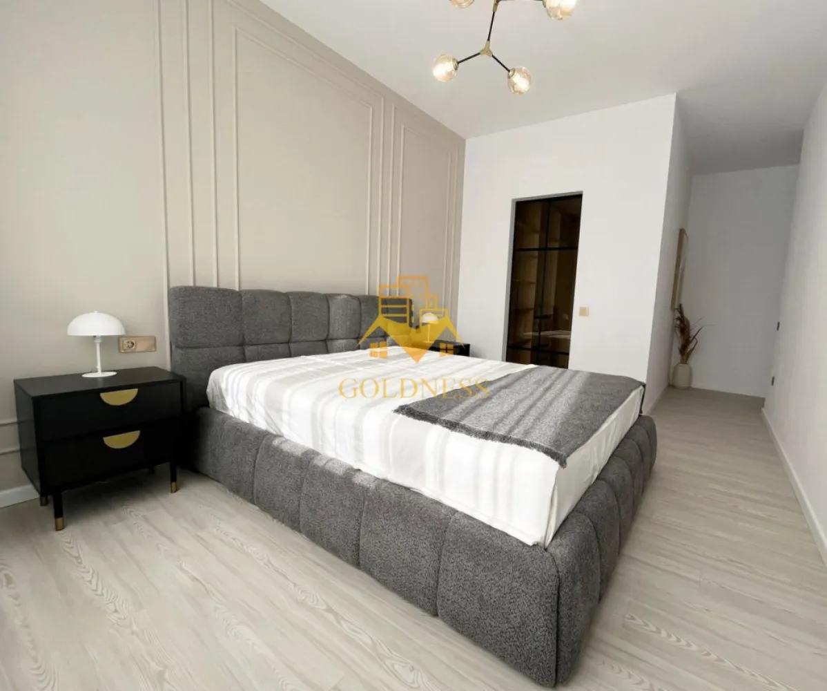 3 camere open space, Premium, Floresti, Parcare, Zona Valea Garbaului - GOLDNESS Imobiliare vă propune spre inchiriere un apartament cu 2 camere complet mobilat și utilat, la etajul 1 într-un imobil de 3 etaje, situat în Floresti, pe strada Valea Garbaului. Se află în apropierea stațiilor de transport în comun, magazine, restaurante, spații verzi, farmacii, etc. Dispune de loc de parcare subteran! Apartamentul este compartimentat astfel: - dormitor cu pat matrimonial, noptiere, dressing generos - camera cu birou, canapea, dressing spatios - living cu bucatarie open space complet utilată și mobilată, canapea extensibilă, loc de servit masa - baie cu dus walk-in, dulap pentru depozitare, masina de spalat haine Imobilul este dotat cu toate cele necesare- centrală proprie, frigider, plita, hotă, mașină de spălat haine si vase, etc. Dacă sunteți interesați de acest apartament și doriți să îl vizionați, dar și pentru alte oferte nu ezitați să ne contactați telefonic sau prin e-mail. Vă stăm la dispoziție! Pentru intermediere se percepe un comision de 50% din prețul chiriei! }}