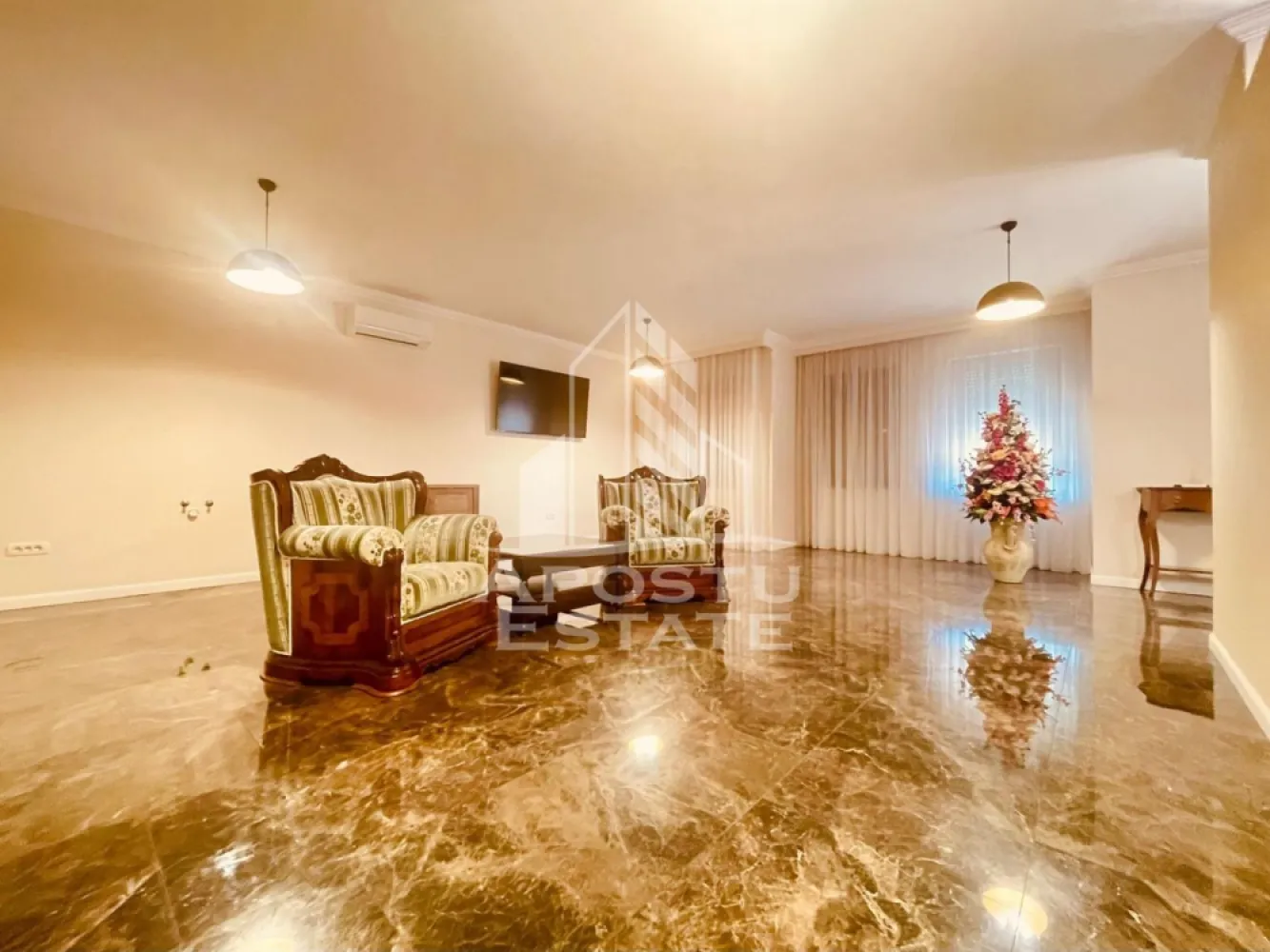 Spatiu Comercial Premium Subcetate - Va propunem spre inchiriere un spatiu comercial si de birouri premium, situat intr-o locatie exclusiva din zona Subcetate, Arad. Proprietatea se afla ls psrterul unei cladiri de tip vila cu arhitectura eleganta si cocheta, ce pune la dispozitia viitorilor chiriasi facilitati unice de wellness si relaxare, precum accesul la piscina si la o sala de fitness proprie.
Caracteristici si Finisaje Interioare
Spatiul se remarca prin finisaje de inalta calitate si o atmosfera rafinata, elemente ideale pentru afacerile care isi doresc sa ofere o experienta superioara clientilor lor. Interiorul dispune de o pardoseala eleganta din marmura lucioasa, incaperi mari si luminoase, fiind complet dotat cu aparate de aer conditionat pentru un confort termic optim in orice sezon. Accesul in incinta este direct si facil, spatiul beneficiind de o intrare separata cu usi vitrate mari din sticla, ce asigura atat o lumina naturala excelenta, cat si o imagine profesionala impecabila inca de la intrare.
Potential si Destinatie
Datorita compartimentarii versatile, designului interior elegant si a facilitatilor exclusiviste ale cladirii, acest spatiu este perfect adaptabil pentru o gama variata de activitati din sfera serviciilor premium. Locatia este ideala pentru un studio de yoga sau pilates, cabinet de masaj, terapii holistice si infrumusetare, clinica de estetica medicala, dar si pentru birouri de consultanta, arhitectura, avocatura sau un showroom cu circuit inchis.
Amplasarea in zona Subcetate ofera un cadru select si linistit, pastrand in acelasi timp o conexiune rapida cu punctele principale de interes ale orasului. Proprietatea reprezinta o oportunitate pragmatica si exclusivista pentru dezvoltarea unei afaceri care pune accent pe detalii si pe confortul clientilor.
Pentru mai multe detalii legate de conditiile de inchiriere si pentru a programa o vizionare, va stam cu placere la dispozitie.
ID Anunt CP3226298
#SpatiuComercial #BirouriPremium #DeInchiriat #SubcetateArad #StudioYoga #CabinetMasaj