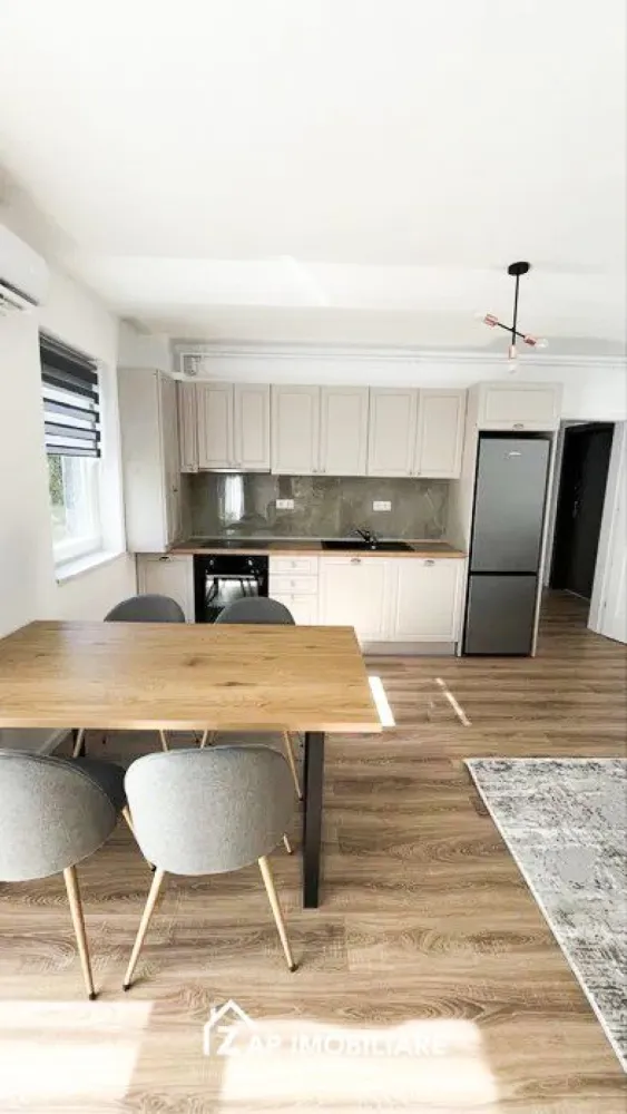 Ap 2 camere Lux - Crinului Residence - loc parcare subteran - Mentionati ID-ul proprietatii cand apelati: CP1486997
Contact ⓪⑦②⑥ ②②③ ⑧⑧⑥ Sebastian

Zap Imobiliare vă propune spre închiriere un apartament decomandat cu 2 camere, confort 1, situat în Târgu Mureș, în complexul rezidențial Crinului Residence. Locuința este amplasată la parterul unui imobil cu 2 niveluri și oferă o suprafață utilă de 52 mp, fiind amenajată modern, cu finisaje premium și dotări de ultimă generație.

-- Suprafață utilă: 52 mp
-- Compartimentare: Decomandat – 1 living primitor, 1 dormitor intim, 1 bucătărie open space, 1 baie modernă și 1 hol.
-- Dotări și utilități: Încălzire în pardoseală pe toată suprafața apartamentului, centrală termică proprie, calorifere, aer condiționat, geamuri tripan cu 7 camere pentru o izolare termică și fonică excelentă, ușă metalică la intrare și internet wireless.
-- Mobilier și electrocasnice: Locuința este complet mobilată și utilată, dispunând de mașină de spălat rufe, mașină de spălat vase, frigider, hotă, duș de tip walk-in și un televizor cu diagonală mare de ultimă generație.
-- Facilități complex și parcare: Loc de parcare inclus în subteranul blocului, videointerfon, acces securizat în complex cu barieră acționată prin telecomandă și loc de joacă amenajat special pentru copii.

Proprietatea se află într-o zonă cu un confort deosebit, datorită amplasării în imediata apropiere a tot ceea ce înseamnă viață modernă: mijloace de transport în comun, magazine, unități de învățământ de toate gradele, piață, parc, bănci și farmacii.

Preț închiriere: 600 Euro / lună
Comisionul agenției este de 50% din valoarea primei chirii și se plătește în momentul semnării contractului de închiriere.

Acest anunț nu corespunde cerințelor tale? Sună la numărul afișat în anunț și unul dintre agenții noștri te va ajuta cu alte oferte personalizate în funcție de cerințele tale.

Contact ⓪⑦②⑥ ②②③ ⑧⑧⑥ Sebastian