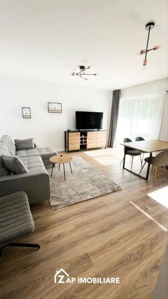 Ap 2 camere Lux - Crinului Residence - loc parcare subteran - Mentionati ID-ul proprietatii cand apelati: CP1486997
Contact ⓪⑦②⑥ ②②③ ⑧⑧⑥ Sebastian

Zap Imobiliare vă propune spre închiriere un apartament decomandat cu 2 camere, confort 1, situat în Târgu Mureș, în complexul rezidențial Crinului Residence. Locuința este amplasată la parterul unui imobil cu 2 niveluri și oferă o suprafață utilă de 52 mp, fiind amenajată modern, cu finisaje premium și dotări de ultimă generație.

-- Suprafață utilă: 52 mp
-- Compartimentare: Decomandat – 1 living primitor, 1 dormitor intim, 1 bucătărie open space, 1 baie modernă și 1 hol.
-- Dotări și utilități: Încălzire în pardoseală pe toată suprafața apartamentului, centrală termică proprie, calorifere, aer condiționat, geamuri tripan cu 7 camere pentru o izolare termică și fonică excelentă, ușă metalică la intrare și internet wireless.
-- Mobilier și electrocasnice: Locuința este complet mobilată și utilată, dispunând de mașină de spălat rufe, mașină de spălat vase, frigider, hotă, duș de tip walk-in și un televizor cu diagonală mare de ultimă generație.
-- Facilități complex și parcare: Loc de parcare inclus în subteranul blocului, videointerfon, acces securizat în complex cu barieră acționată prin telecomandă și loc de joacă amenajat special pentru copii.

Proprietatea se află într-o zonă cu un confort deosebit, datorită amplasării în imediata apropiere a tot ceea ce înseamnă viață modernă: mijloace de transport în comun, magazine, unități de învățământ de toate gradele, piață, parc, bănci și farmacii.

Preț închiriere: 600 Euro / lună
Comisionul agenției este de 50% din valoarea primei chirii și se plătește în momentul semnării contractului de închiriere.

Acest anunț nu corespunde cerințelor tale? Sună la numărul afișat în anunț și unul dintre agenții noștri te va ajuta cu alte oferte personalizate în funcție de cerințele tale.

Contact ⓪⑦②⑥ ②②③ ⑧⑧⑥ Sebastian