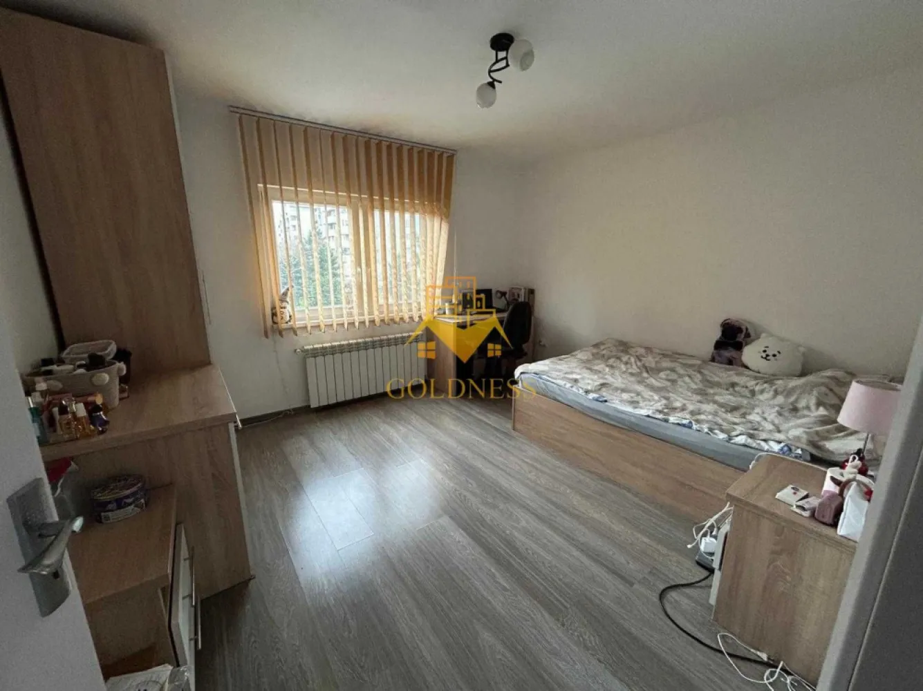 2 camere decomandate, Manastur, Calea Floresti, MOL, Pet Friendly - GOLDNESS Imobiliare vă propune spre închiriere un apartament cu 2 camere complet mobilat și utilat, la etajul 3 într-un imobil de 8 etaje, în Cartierul Manastur. Se află în apropierea stațiilor de transport în comun, magazine, restaurante, spații verzi, farmacii, etc. Apartamentul este compartimentat astfel: - dormitor cu pat matrimonial, dressing, noptiere, birou - dormitor cu canapea extensibila, birou - bucatarie complet utilată și mobilată, loc de servit masa - baie cu cabina de dus, calorifer port prosop și dulap pentru depozitare. - balcon de 5 mp. Imobilul este dotat cu toate cele necesare- centrală proprie, frigider, aragaz, hotă, mașină de spălat haine, etc. Dacă sunteți interesați de acest apartament și doriți să îl vizionați, dar și pentru alte oferte nu ezitați să ne contactați telefonic sau prin e-mail. Vă stăm la dispoziție! Pentru intermediere se percepe un comision de 50% din prețul chiriei! }}