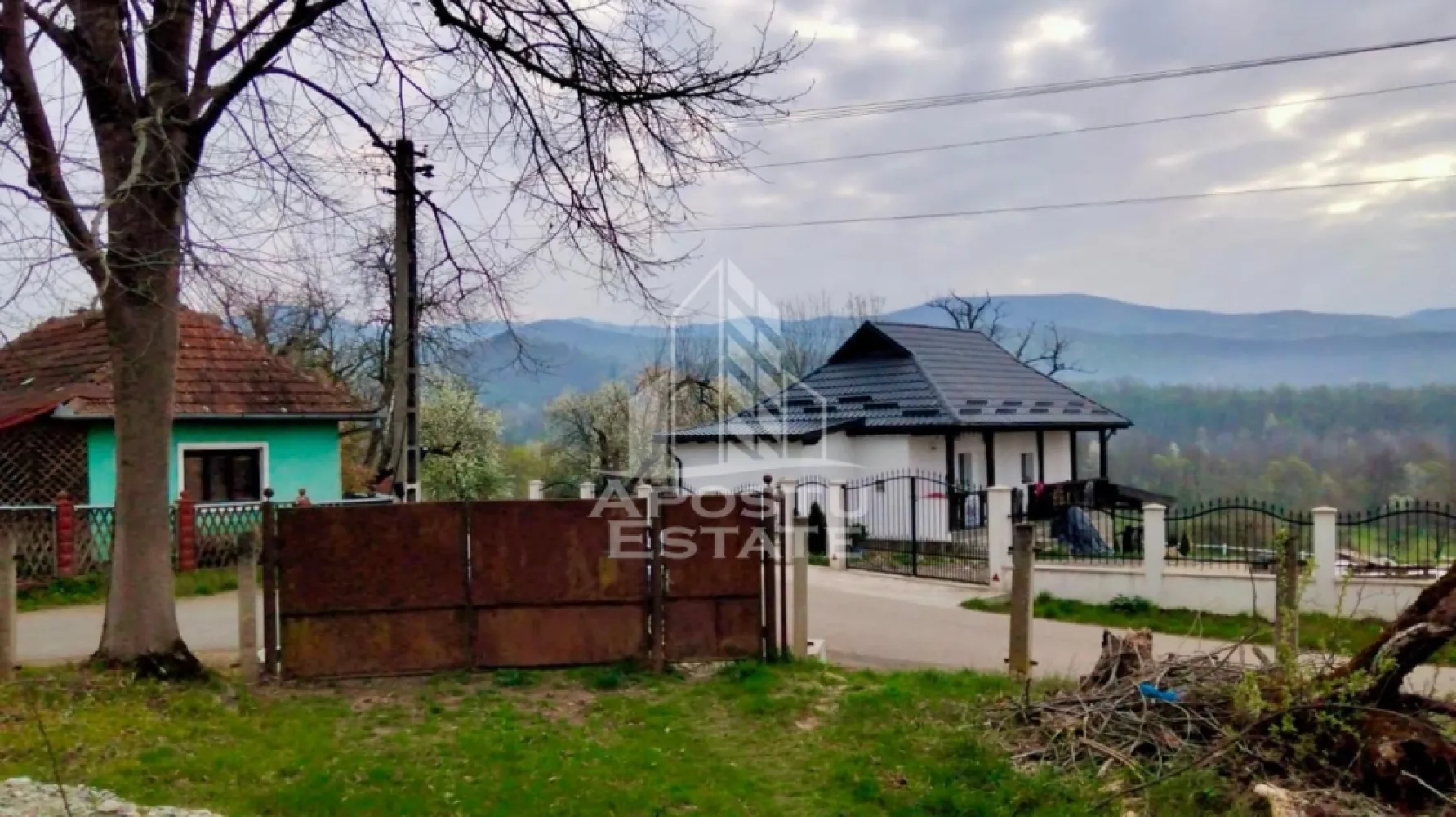 Teren Intravilan Magulicea - Zona Varfurile - un teren intravilan situat in zona Varfurile, mai exact in localitatea Magulicea. Proprietatea apartine categoriei de folosinta curti-constructii, fiind o optiune excelenta pentru dezvoltarea unui proiect rezidential, a unei case de vacanta sau a unei investitii pe termen lung intr-o zona naturala linistita.
Pozitionare si Utilitati
Terenul beneficiaza de o localizare avantajoasa, fiind amplasat direct de-a lungul unui drum asfaltat, ceea ce asigura un acces auto facil si rapid in orice sezon. Din punct de vedere al logisticii si al costurilor de amenajare, proprietatea este una practica, deoarece dispune de retelele de apa si curent electric chiar la limita de proprietate, facilitand bransarea rapida a viitoarei constructii.
Amplasarea imbina utilul cu un cadru natural retras, oferind suprafata ideala pentru cei care isi doresc o proprietate usor accesibila, dar departe de agitatia urbana.
Pentru detalii suplimentare, informatii privind suprafata exacta si pentru programarea unei vizionari la fata locului, va stam cu placere la dispozitie.