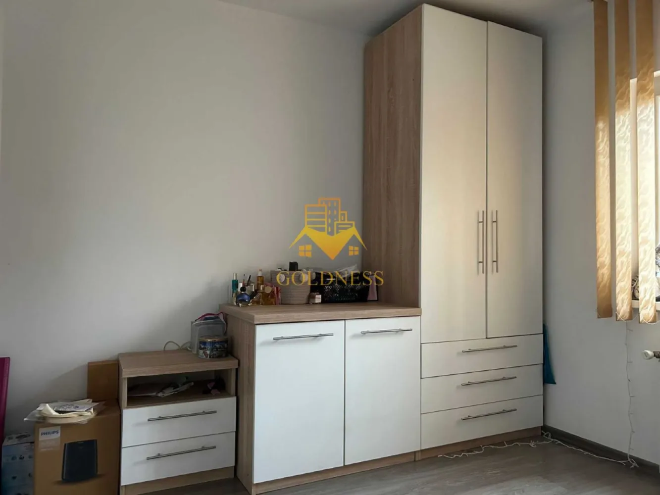 2 camere decomandate, Manastur, Calea Floresti, MOL, Pet Friendly - GOLDNESS Imobiliare vă propune spre închiriere un apartament cu 2 camere complet mobilat și utilat, la etajul 3 într-un imobil de 8 etaje, în Cartierul Manastur. Se află în apropierea stațiilor de transport în comun, magazine, restaurante, spații verzi, farmacii, etc. Apartamentul este compartimentat astfel: - dormitor cu pat matrimonial, dressing, noptiere, birou - dormitor cu canapea extensibila, birou - bucatarie complet utilată și mobilată, loc de servit masa - baie cu cabina de dus, calorifer port prosop și dulap pentru depozitare. - balcon de 5 mp. Imobilul este dotat cu toate cele necesare- centrală proprie, frigider, aragaz, hotă, mașină de spălat haine, etc. Dacă sunteți interesați de acest apartament și doriți să îl vizionați, dar și pentru alte oferte nu ezitați să ne contactați telefonic sau prin e-mail. Vă stăm la dispoziție! Pentru intermediere se percepe un comision de 50% din prețul chiriei! }}